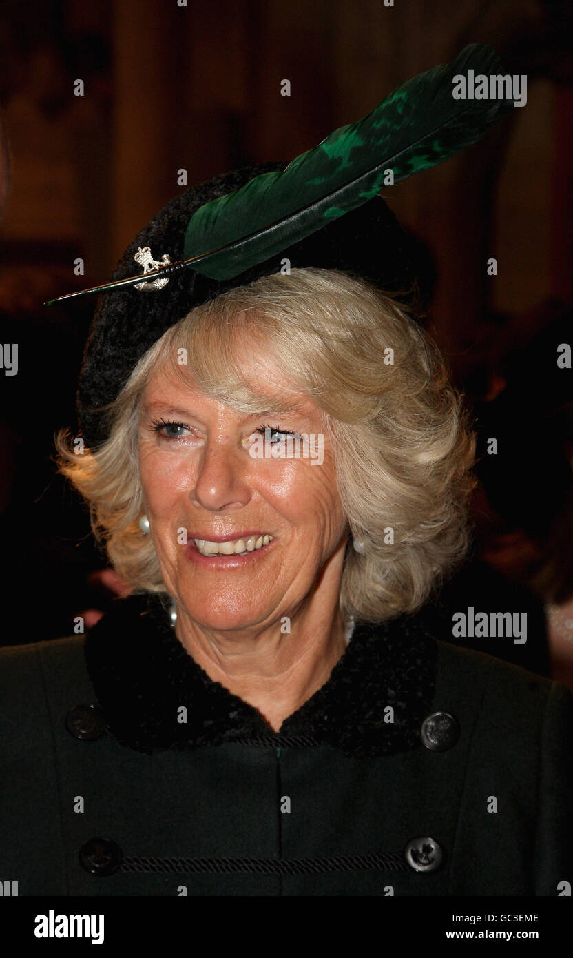 Die Herzogin von Cornwall spricht mit Soldaten während eines Empfangs im Guildhall in London, nachdem in der St. Paul's Cathedral ein Gedenkgottesdienst zu Ehren des britischen Militärs und zivilen Personals, das im Irak diente, stattfand. Stockfoto