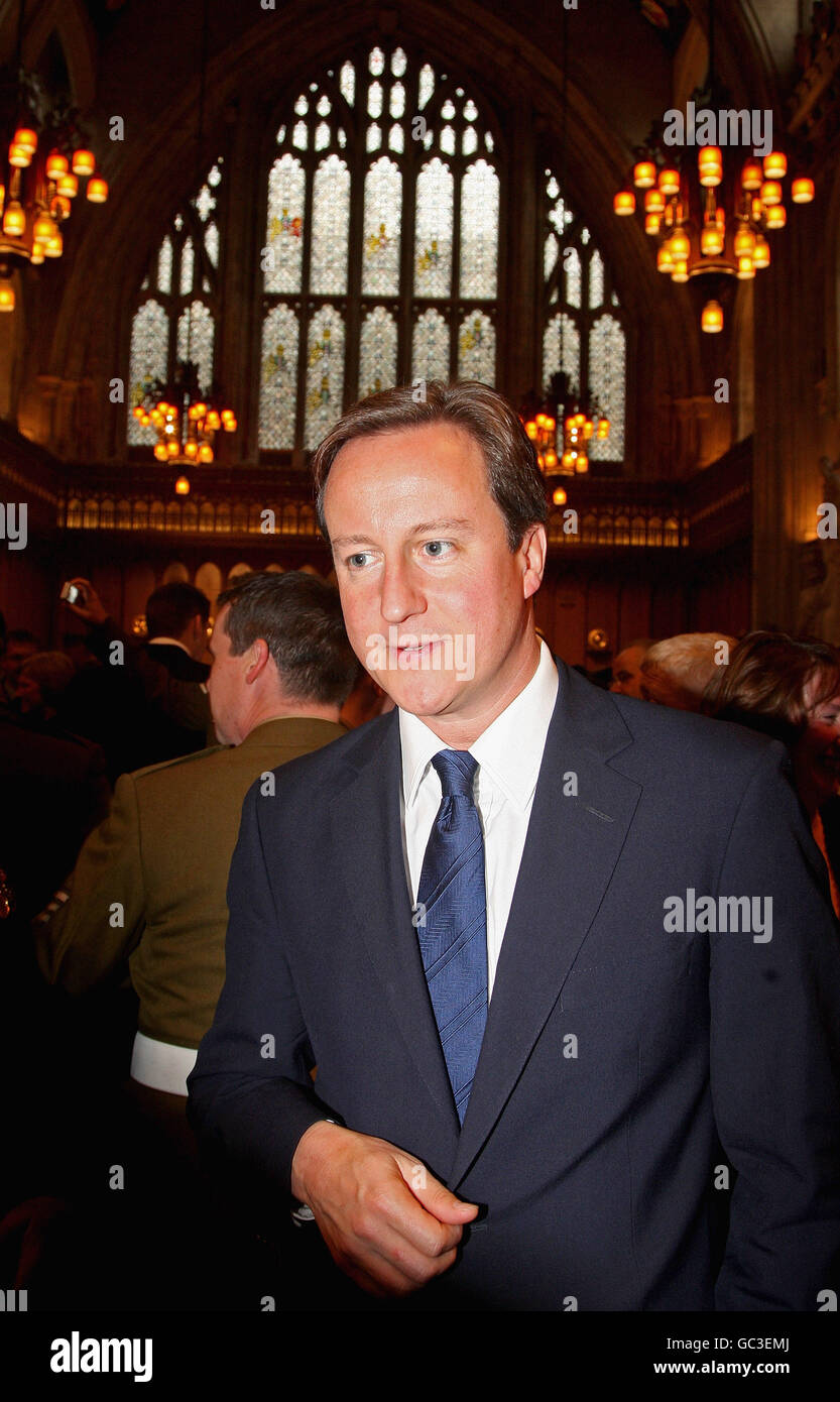 Der konservative Parteichef David Cameron bei einem Empfang im Guildhall in London im Anschluss an den Gedenkgottesdienst in der St. Paul's Cathedral zu Ehren des britischen Militärs und zivilen Personals, das im Irak diente. Stockfoto