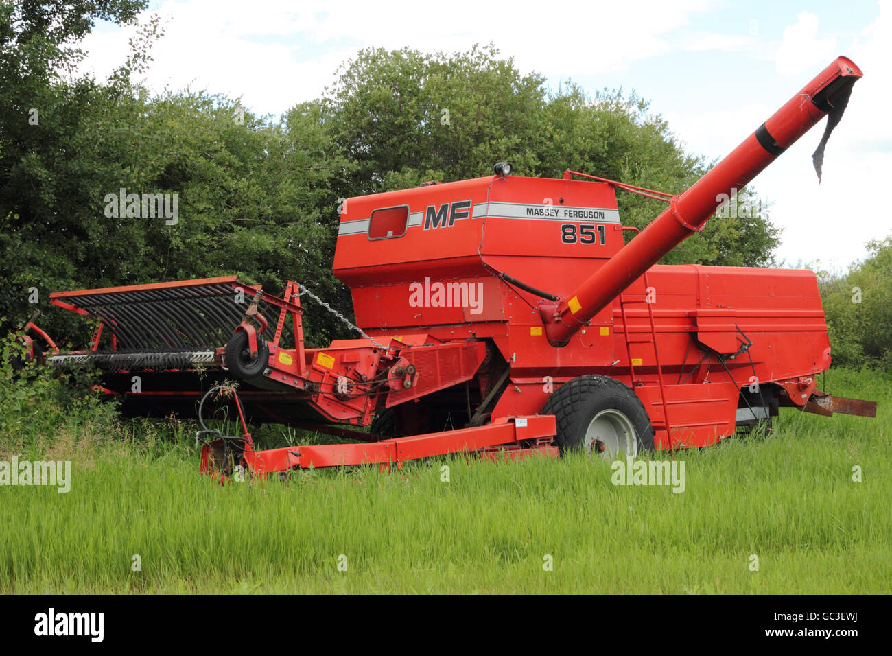 Eine Massey Ferguson 851 Pull-Art kombinieren. Auf einem Bauernhof in Alberta, Kanada. Stockfoto