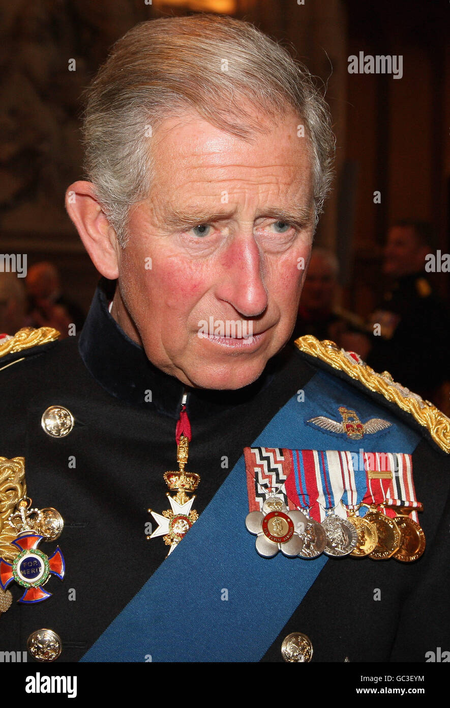 Der Prinz von Wales während eines Empfangs im Guildhall in London nach dem Gedenkgottesdienst in der St. Paul's Cathedral zu Ehren des britischen Militärs und zivilen Personals, das im Irak diente. Stockfoto