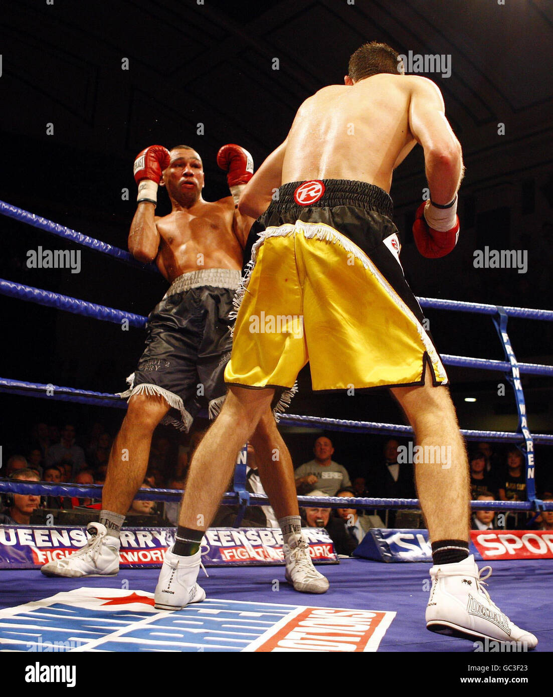Nathan Cleverly (r) unterstützt Courtney Fry auf seinem Weg zum Sieg während des britischen und Commonwealth Light-Heavyweight Title Fight in York Hall, Bethnal Green, London. Stockfoto