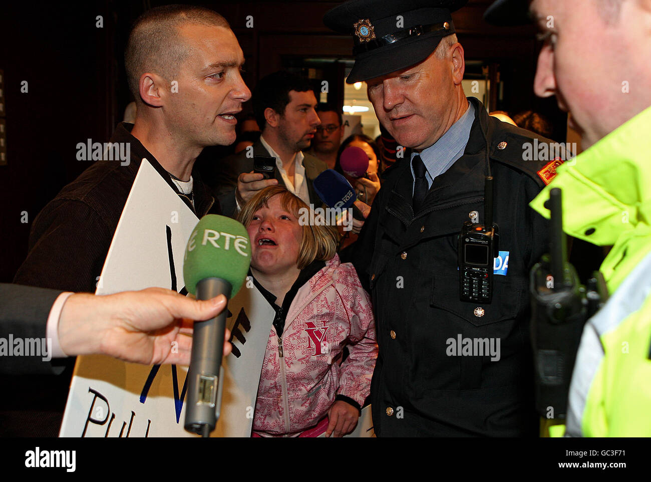 Der Protestierende James Mc Donagh und seine Tochter Angel werden aus RDS in Dublin vertrieben, da rund 700 Grüne Delegierte an der ganztägigen Convention teilnehmen. Stockfoto