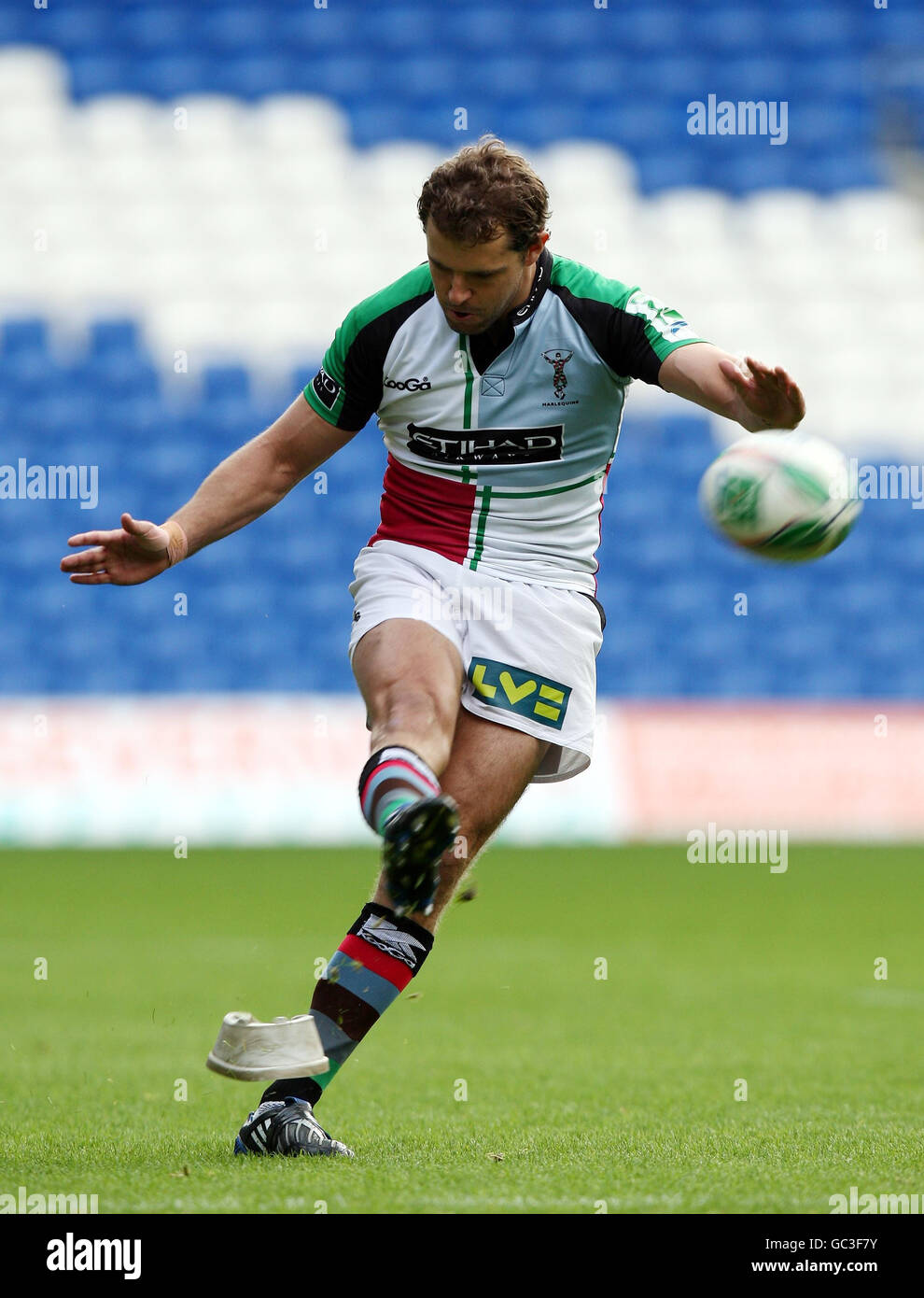 Rugby Union - Heineken Cup - Pool 5 - Cardiff Blues / Harlequins - Cardiff City Stadium. Nick Evans von Harlequins schlägt beim Heineken Cup-Spiel im Cardiff City Stadium, Cardiff, erfolgreich eine Elfmeter aus. Stockfoto