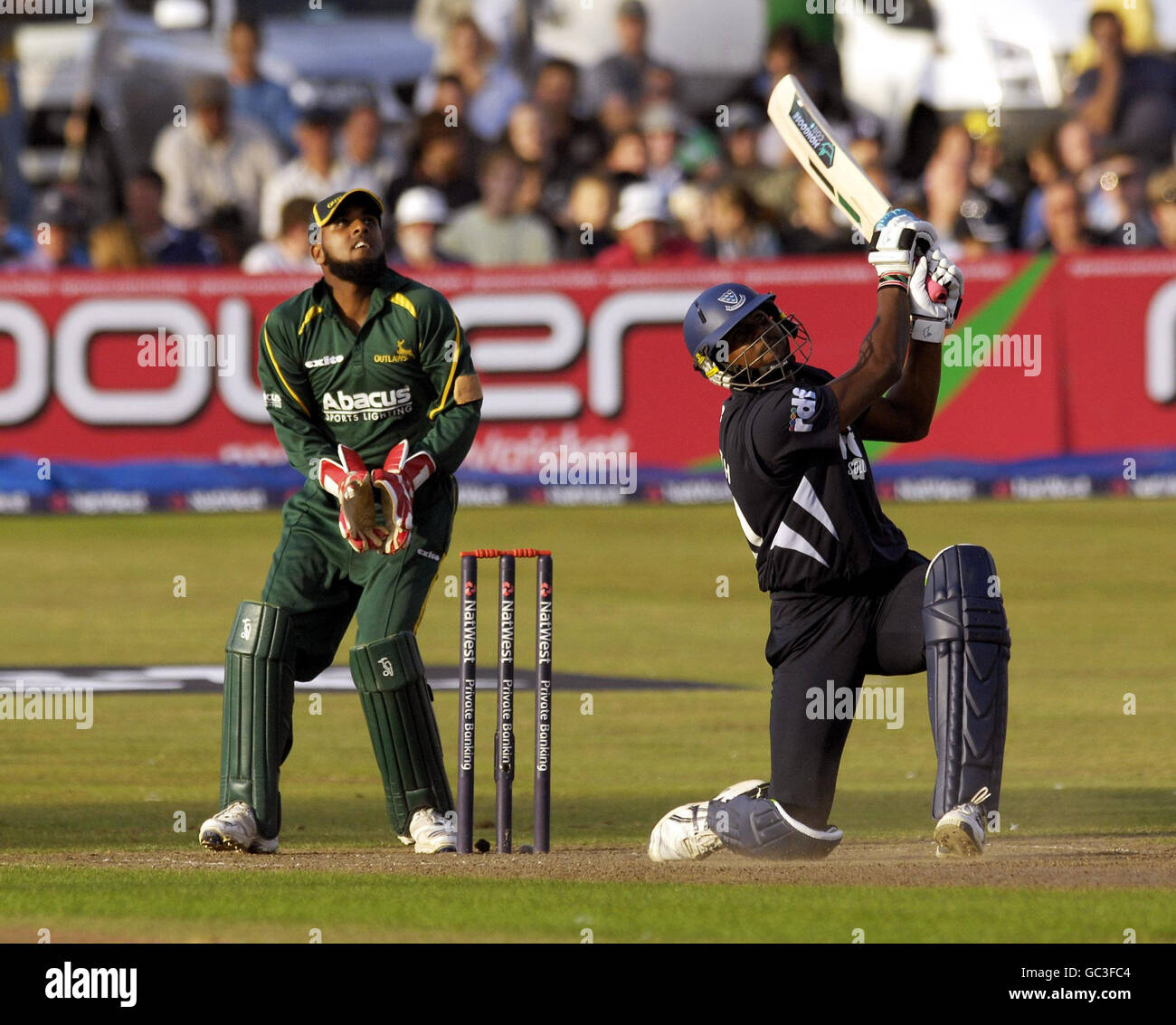 Sussex's Dwayne Smith (rechts) trifft eine sechs, während Bilal Shafayat von Nottinghamshire während des NatWest Pro40-Spiels auf dem County Ground in Hove anschaut. Stockfoto