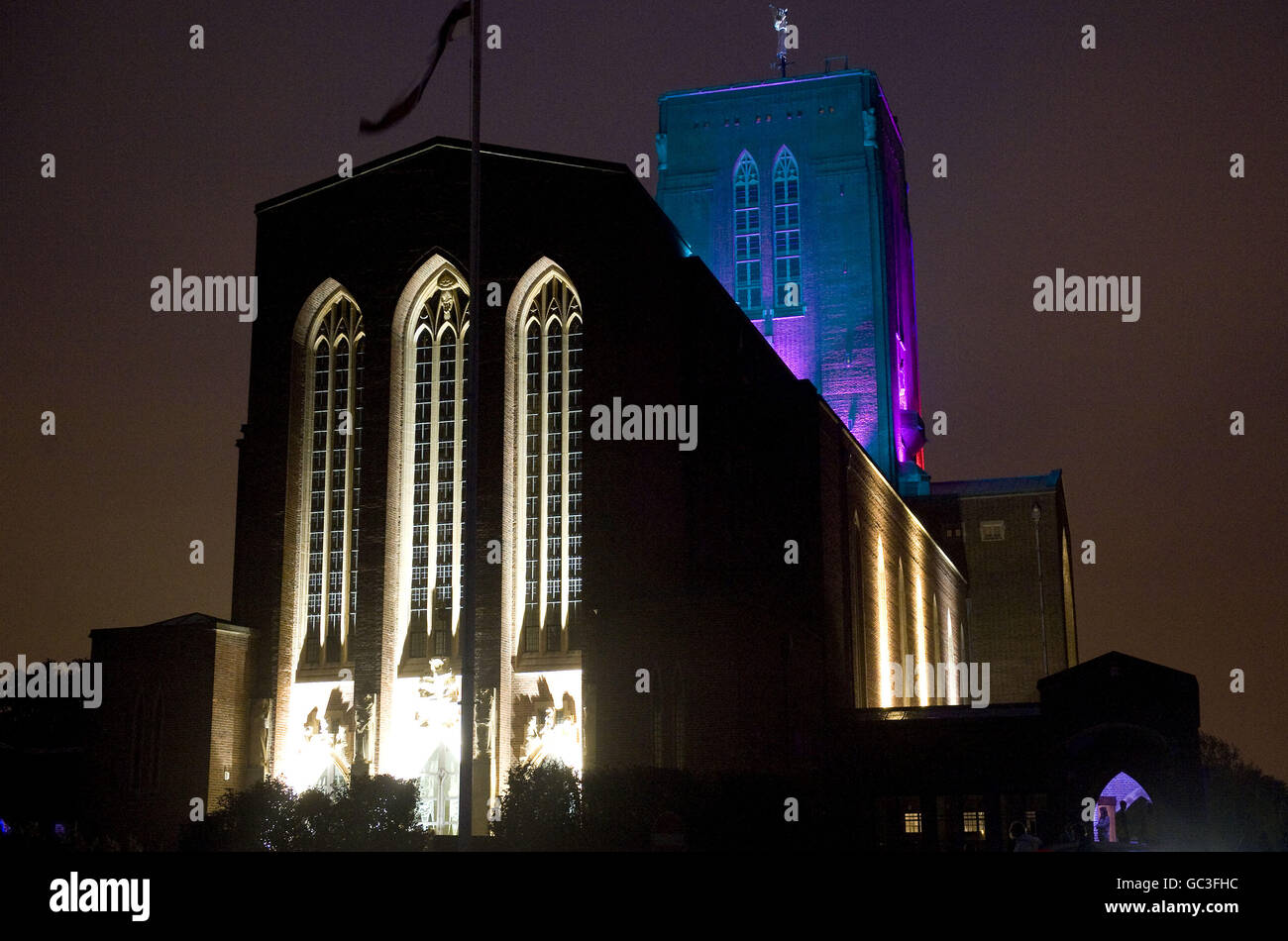 Spektakuläre neue Illuminationen erleuchten die Guildford Cathedral, um die klügsten Wissenschaftler des Landes für das British Science Festival 2009 an der University of Surrey zu begrüßen. Stockfoto