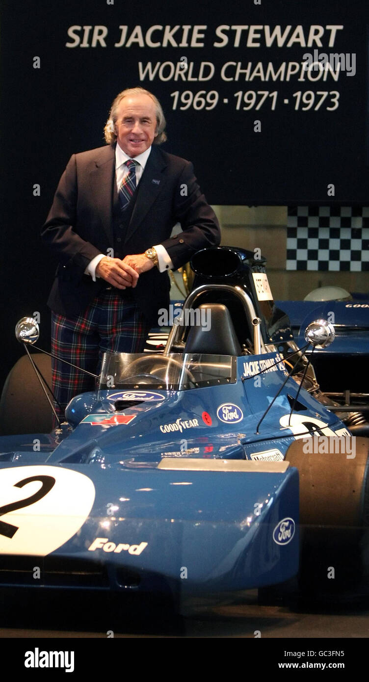 Formel-1-Legende Sir Jackie Stewart enthüllt seinen Tyrrell 003 1971, Teil einer neuen Ausstellung im National Museum of Scotland in Edinburgh, um den 40. Jahrestag seines ersten Weltmeisterschaftssieges zu feiern. Stockfoto