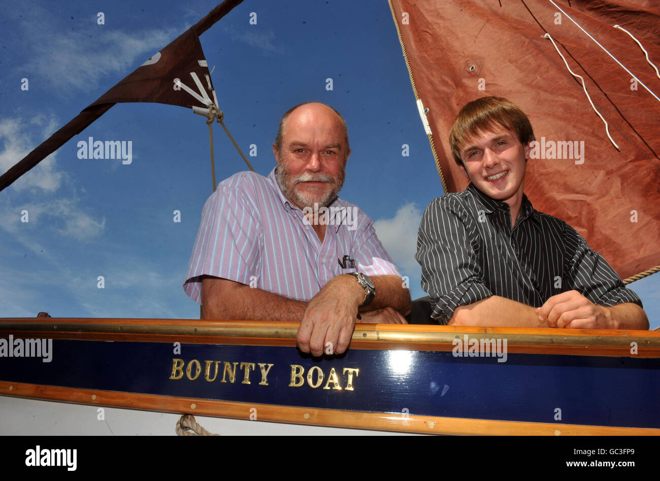 Die Seemänner Don McIntyre und Mike Perham sind am Start ihrer Bounty Boat Expedition 2010 um die Welt an Bord ihres Bootes. Stockfoto