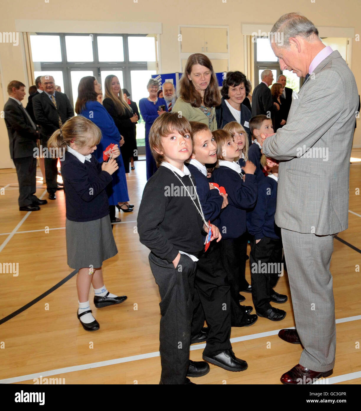 Schüler der Princetown County Primary School sprechen mit dem Prince of Wales während seines Besuchs im Princetown Village Center in Princetown. Stockfoto