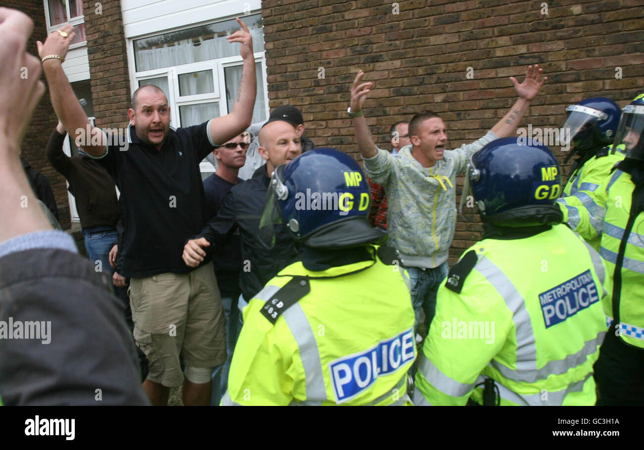 Die Polizei verhafteten Mitglieder einer rechtsgerichteten Gruppe in Harrow, nachdem sie vor der zentralen Moschee von Harrow protestiert hatten. Stockfoto