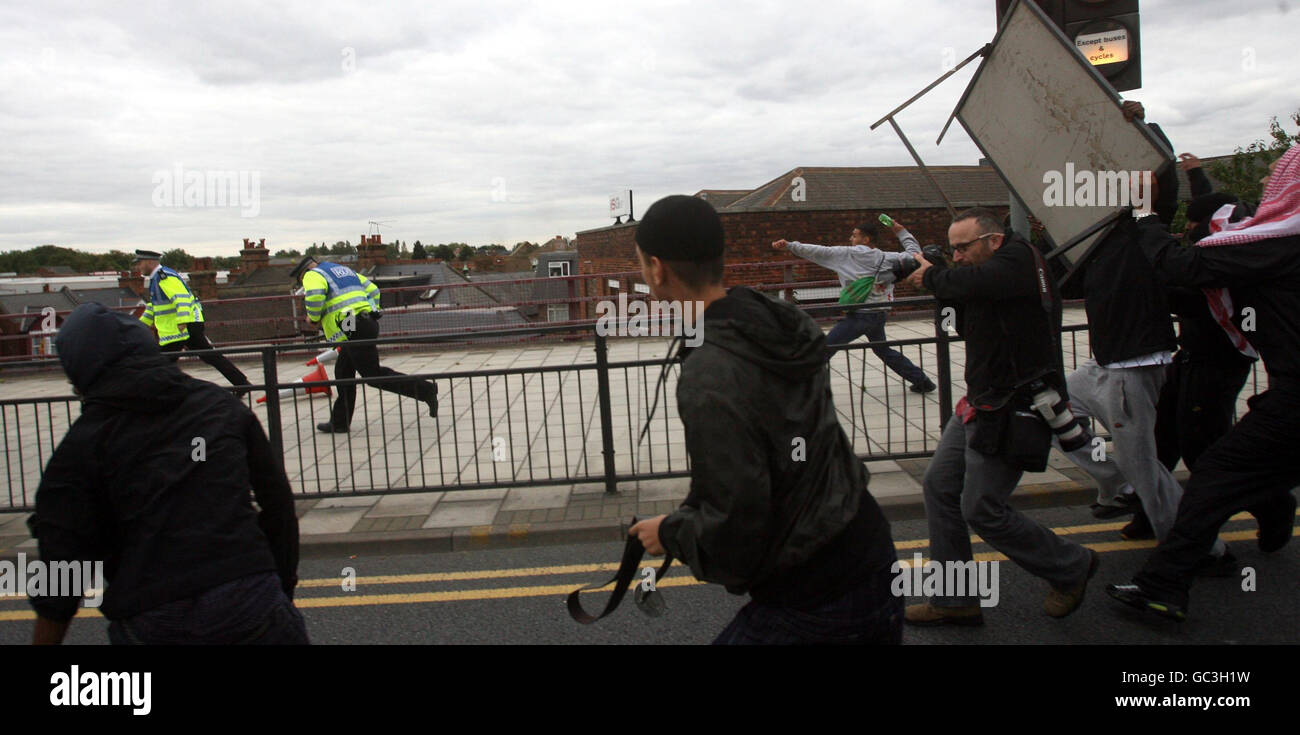 Mitglieder einer pro-islamischen Gruppe greifen die Polizei in Harrow an, nachdem eine anti-islamische Gruppe vor der zentralen Moschee von Harrow protestiert hatte. Stockfoto