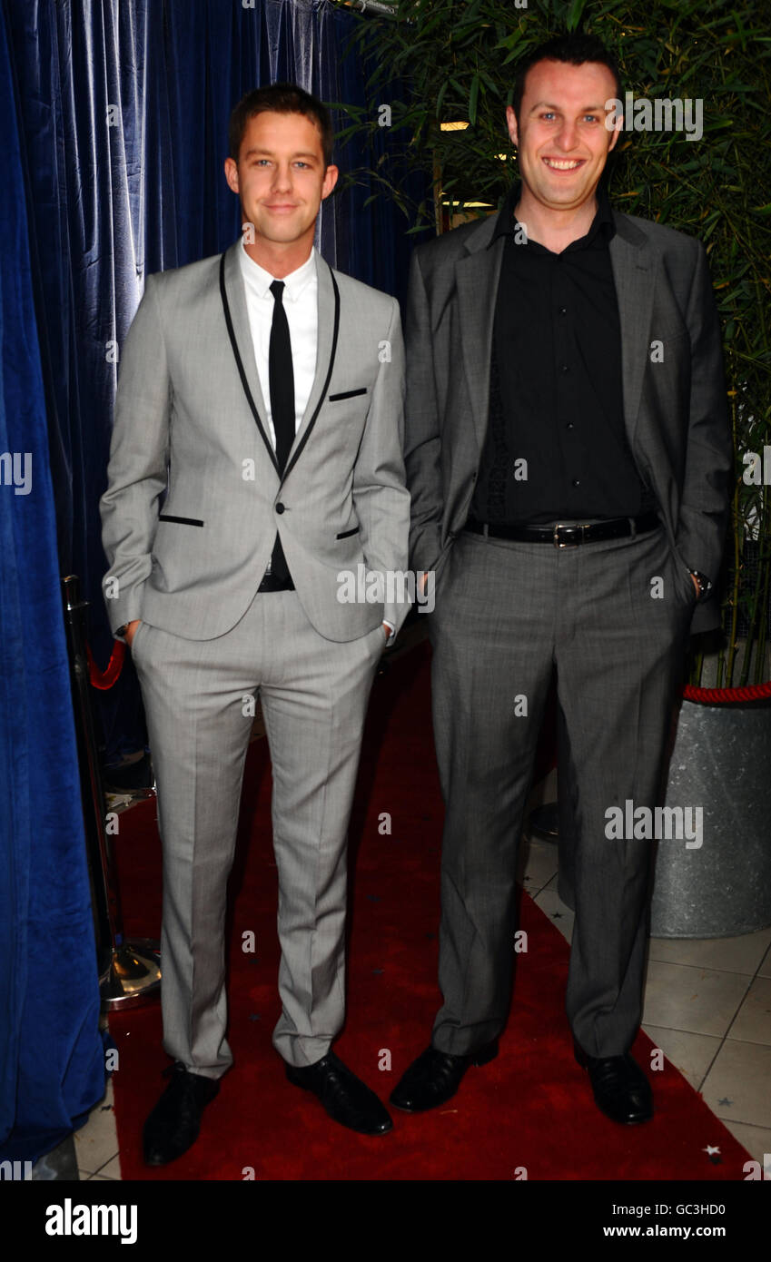 Philip Taylor und James McQQuillan bei den National Lottery Awards 2009 im Zentrum von London, der jährlichen Suche nach den beliebtesten von der Lotterie finanzierten Projekten Großbritanniens. Die National Lottery feiert in diesem Jahr ihr 15-jähriges Bestehen und Prominente versammelten sich zu dieser Feier der unbesungenen Helden, indem sie Lotteriegelder verwendeten, um einen positiven Unterschied in ihren Gemeinden zu machen. Das Foto sollte lauten: Ian West/PA Wire Stockfoto