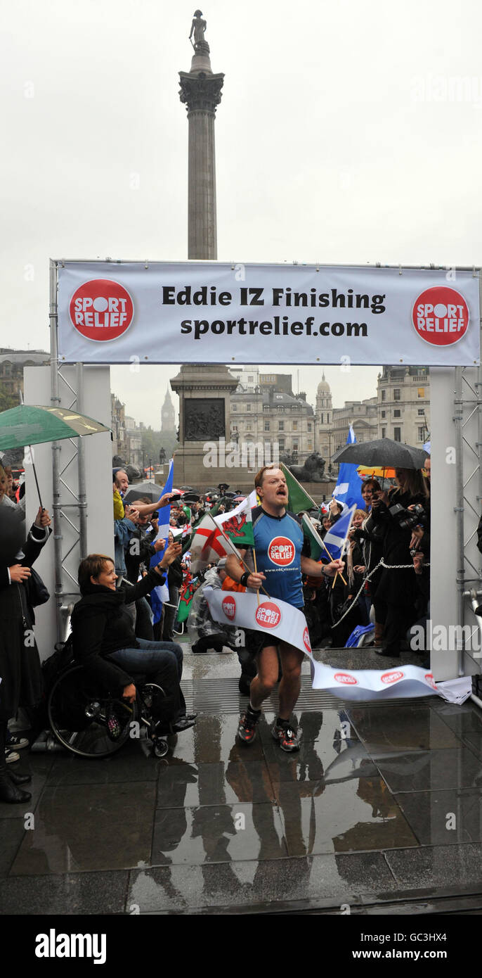 Comedian Eddie Izzard erreicht die Ziellinie, nachdem er seinen 1.100-Meilen-Lauf in Großbritannien absolviert hat, um Sport Relief zu unterstützen. Stockfoto