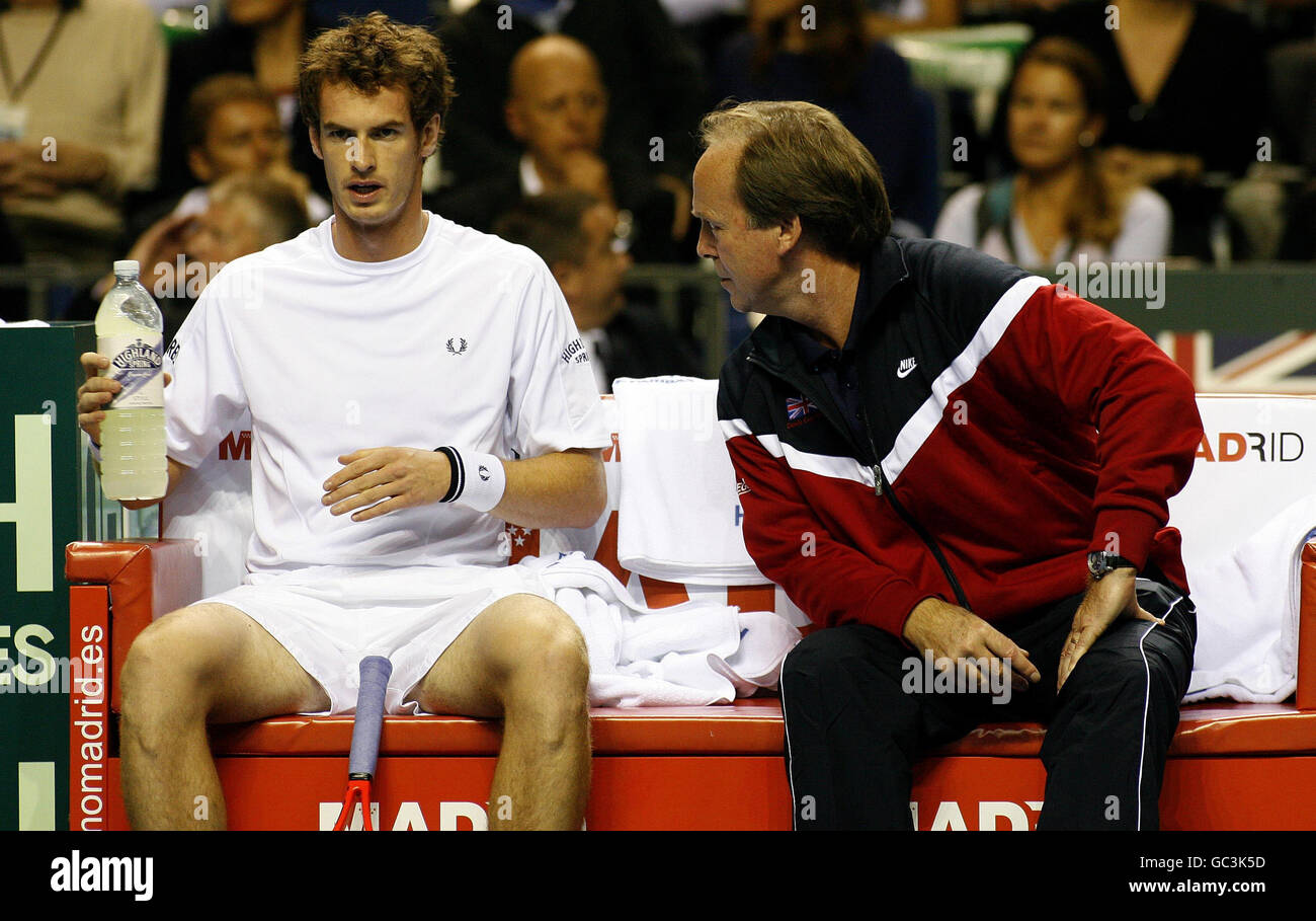 Andy Murray (links) mit Coach John Lloyd während des Davis Cup Euro/Africa Group I Relegation Tie in der Echo Arena, Liverpool. Stockfoto