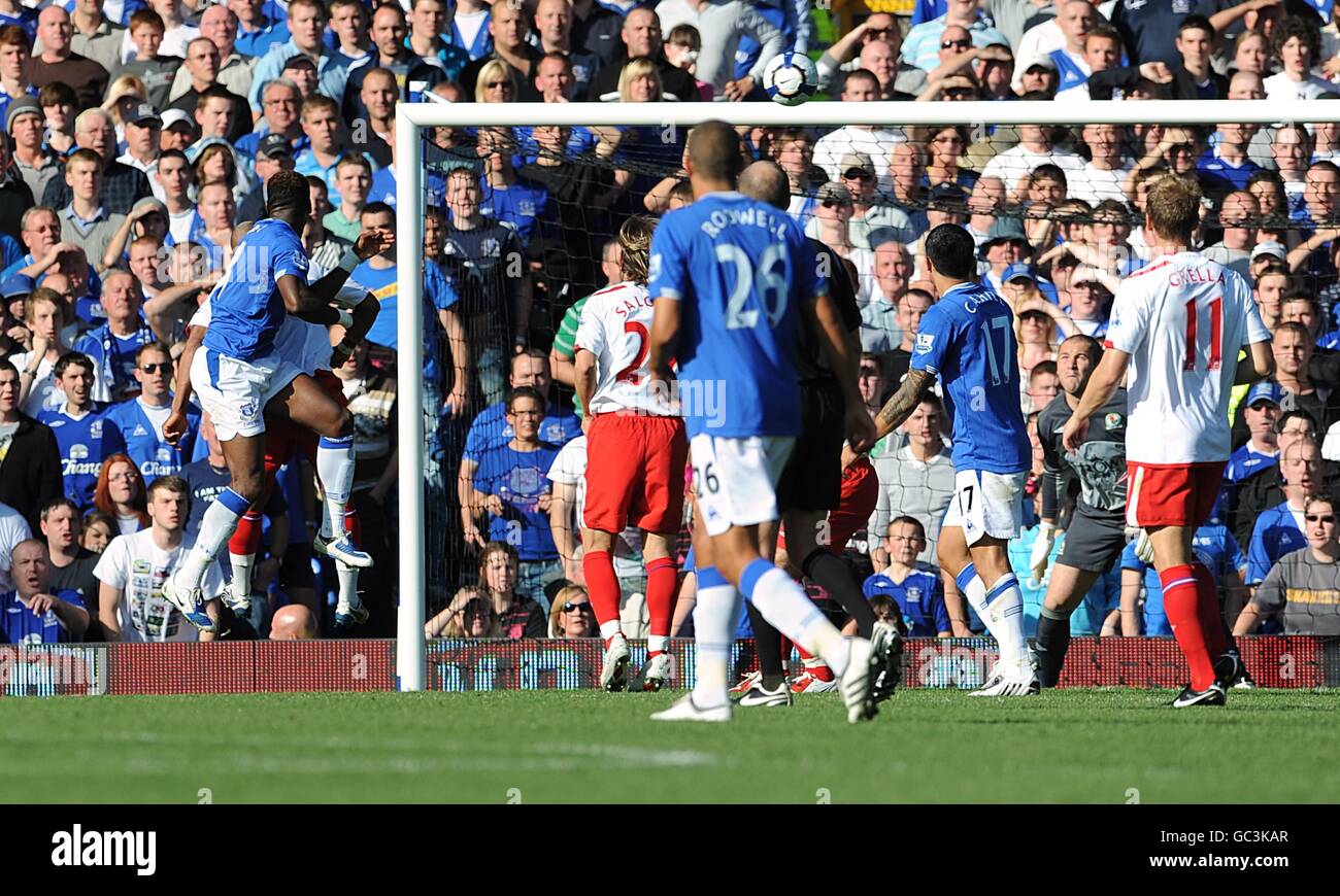 Evertons louis saha links erzielt das zweite tor seiner mannschaften Fotos und Bildmaterial in