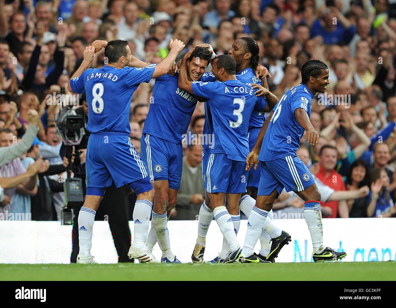 Chelsea's Michael Ballack (zweite links) Feiert Scoring seiner Seiten zweites Tor des Spiels mit Teamkollegen Stockfoto