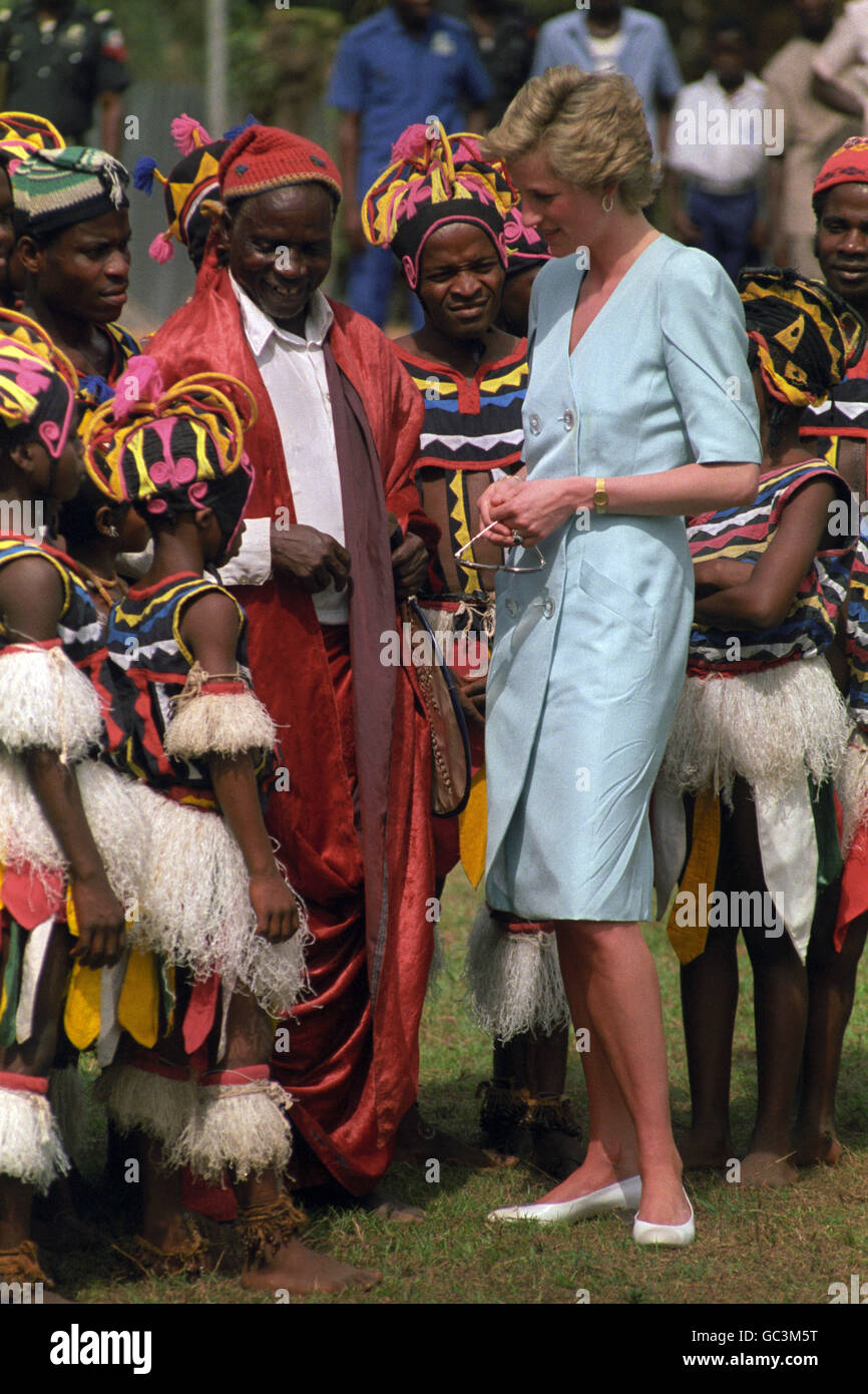 Die Prinzessin von Wales geht an einer Reihe von Nigerianern in traditionellen, farbenfrohen Kleidern entlang. Stockfoto