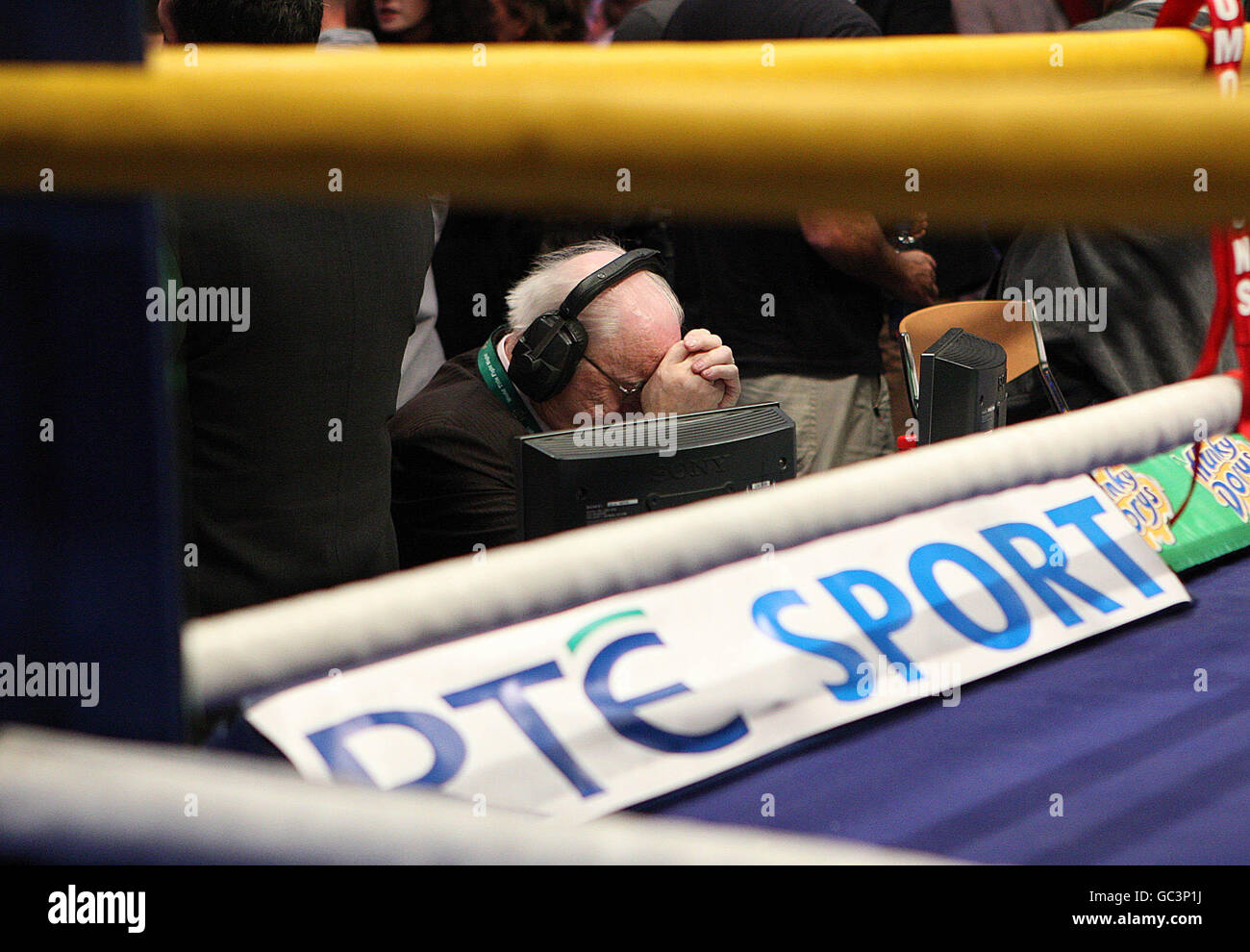 RTE-Kommentator Jimmy Magee überwältigt von Emotionen während der Hommage an Darren Sutherland in der O2 Arena, Dublin. Stockfoto