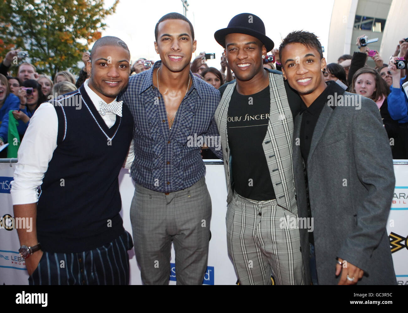 JLS (von links nach rechts), bestehend aus JB, Marvin Humes, Oritse Williams und Aston Merrygold, die für die MOBO Awards 2009 beim SECC in Glasgow eintreffen. Stockfoto