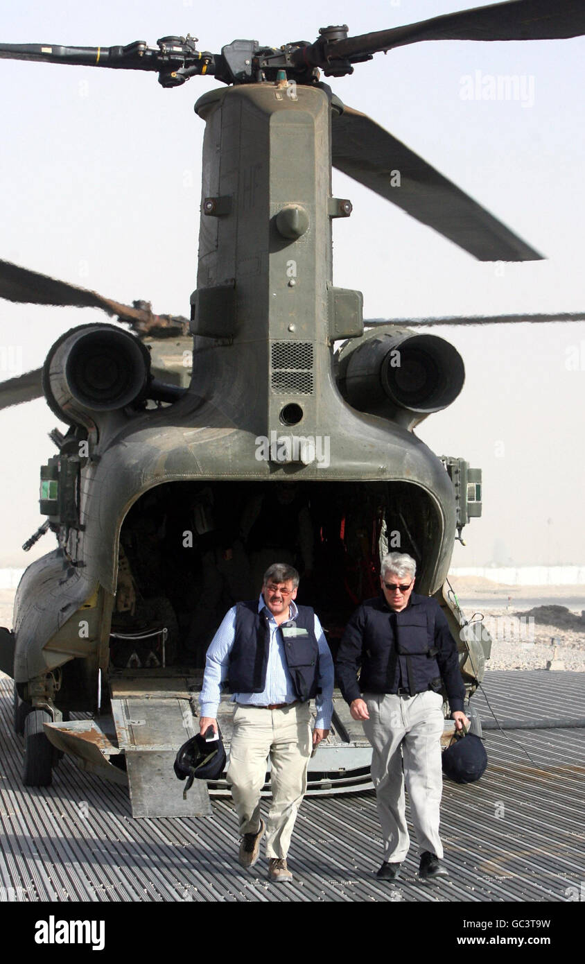 Verteidigungsminister Bob Ainsworth (links) und Innenminister Alan Johnson (rechts) steigen während eines gemeinsamen Besuchs in Afghanistan in der Provinz Lashkar Gah Helmand einen Chinook-Hubschrauber aus. Stockfoto