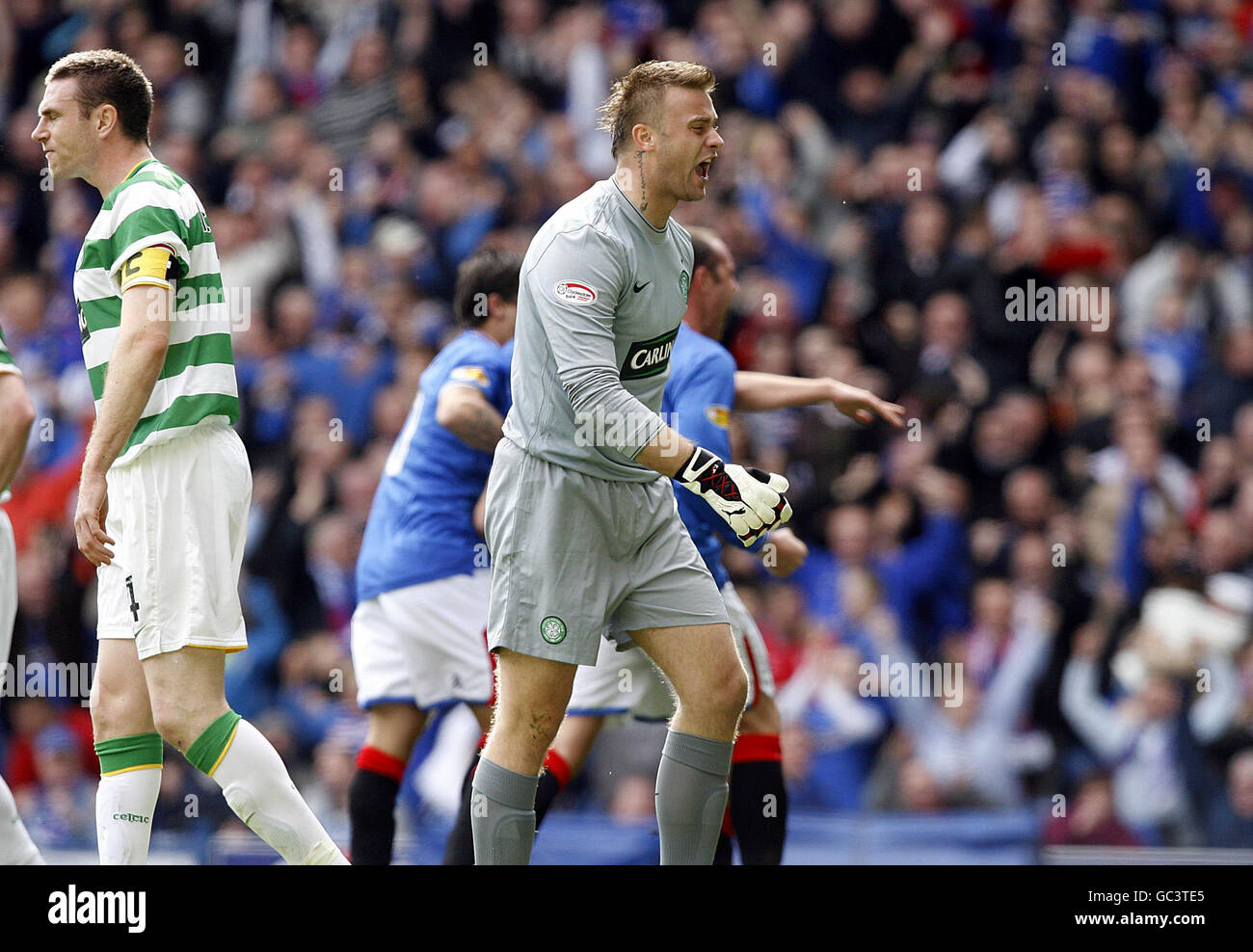 Celtic's Artur Boruc (r) und Stephen McManus (l) stehen depriziert, nachdem Kenny Miller von den Rangers beim Spiel der Clydesdale Bank Scottish Premier League in Ibrox, Glasgow, den zweiten Treffer seiner Seite erzielt hatte. Stockfoto