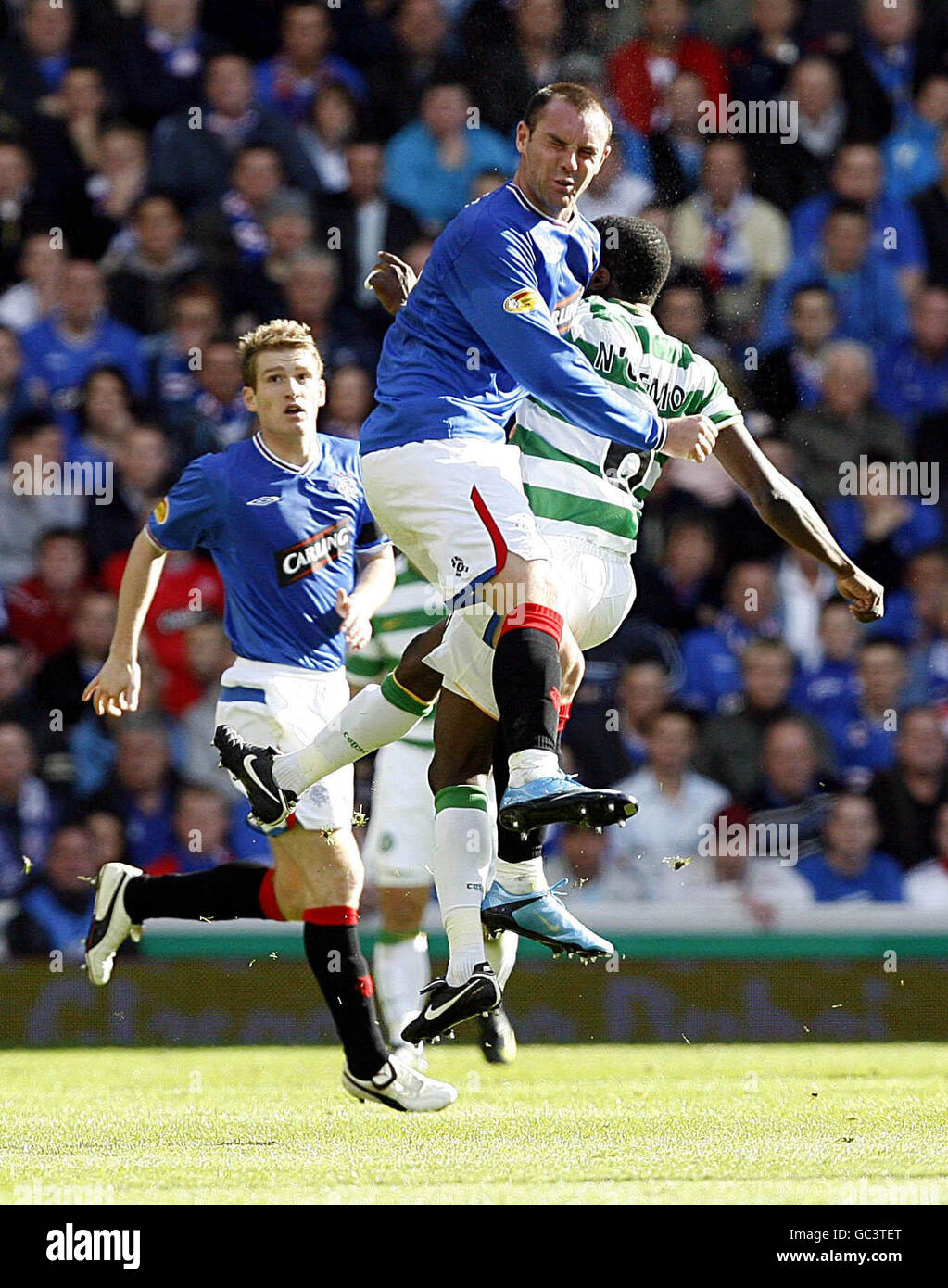 Kirs Boyd der Rangers trifft auf Landry N'Guemo von Celtic, was dazu führt, dass Boyd beim Spiel der Scottish Premier League der Clydesdale Bank in Ibrox, Glasgow, verletzt wird. Stockfoto