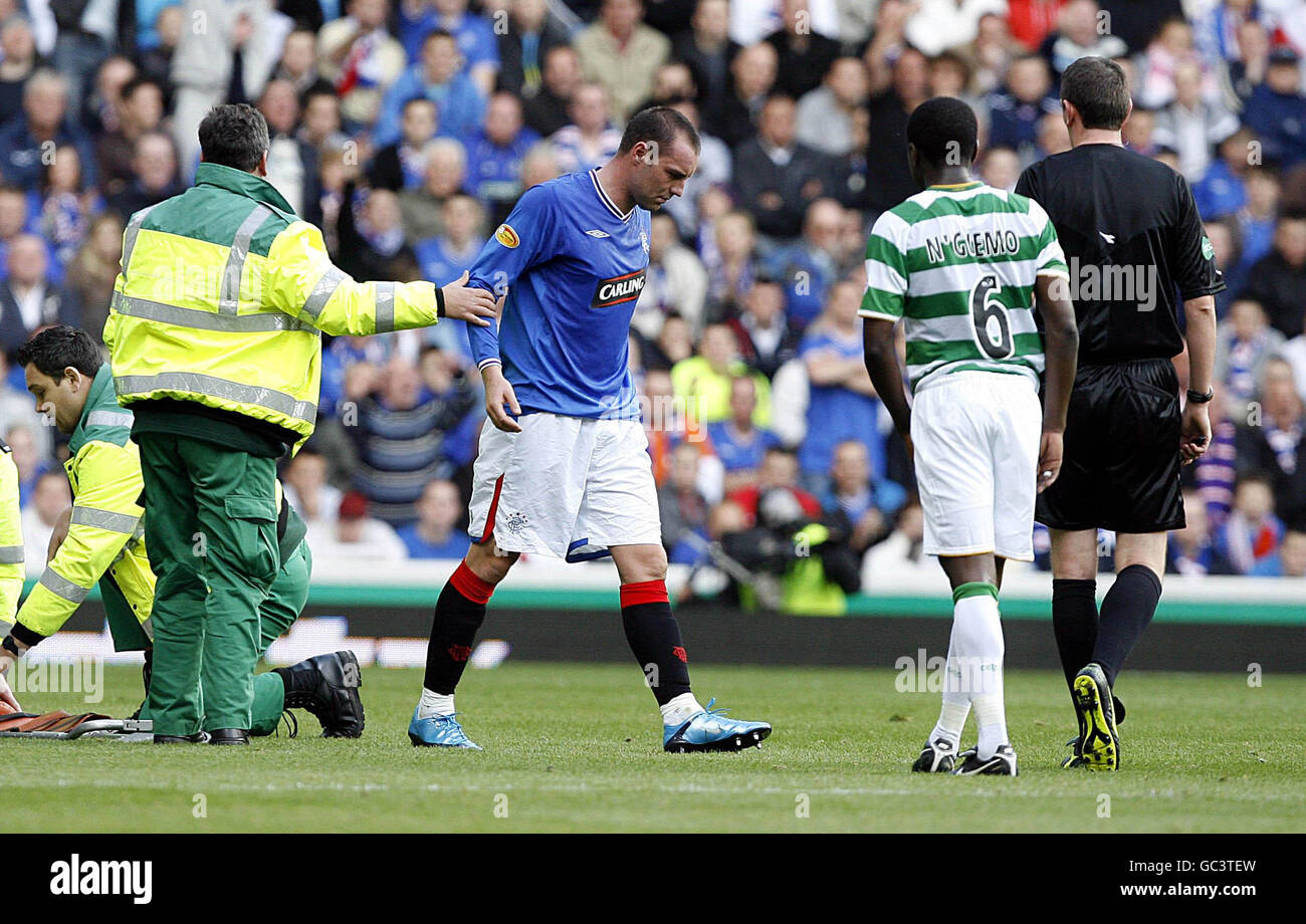 Kirs Boyd von den Rangers geht verletzt aus, nachdem er sich während des Spiels der Clydesdale Bank Scottish Premier League in Ibrox, Glasgow, mit Landry N'Guemo von Celtic getroffen hat. Stockfoto