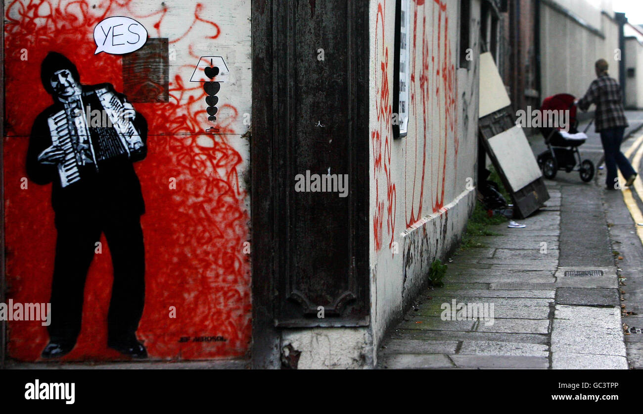 Graffiti des berühmten französischen Künstlers Jef Aerosol in der Francis Street in Dublin, am Tag nachdem Irland mit Ja zum Vertrag von Lissabon gestimmt hatte. Stockfoto