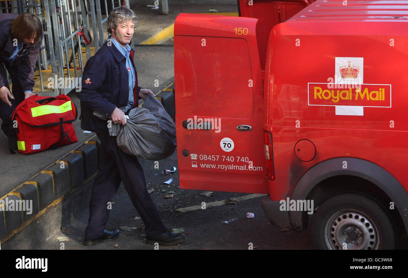 Ein Arbeiter in einem Royal Mail Depot in Glasgow, vor dem Ergebnis einer Streikwahl. Stockfoto