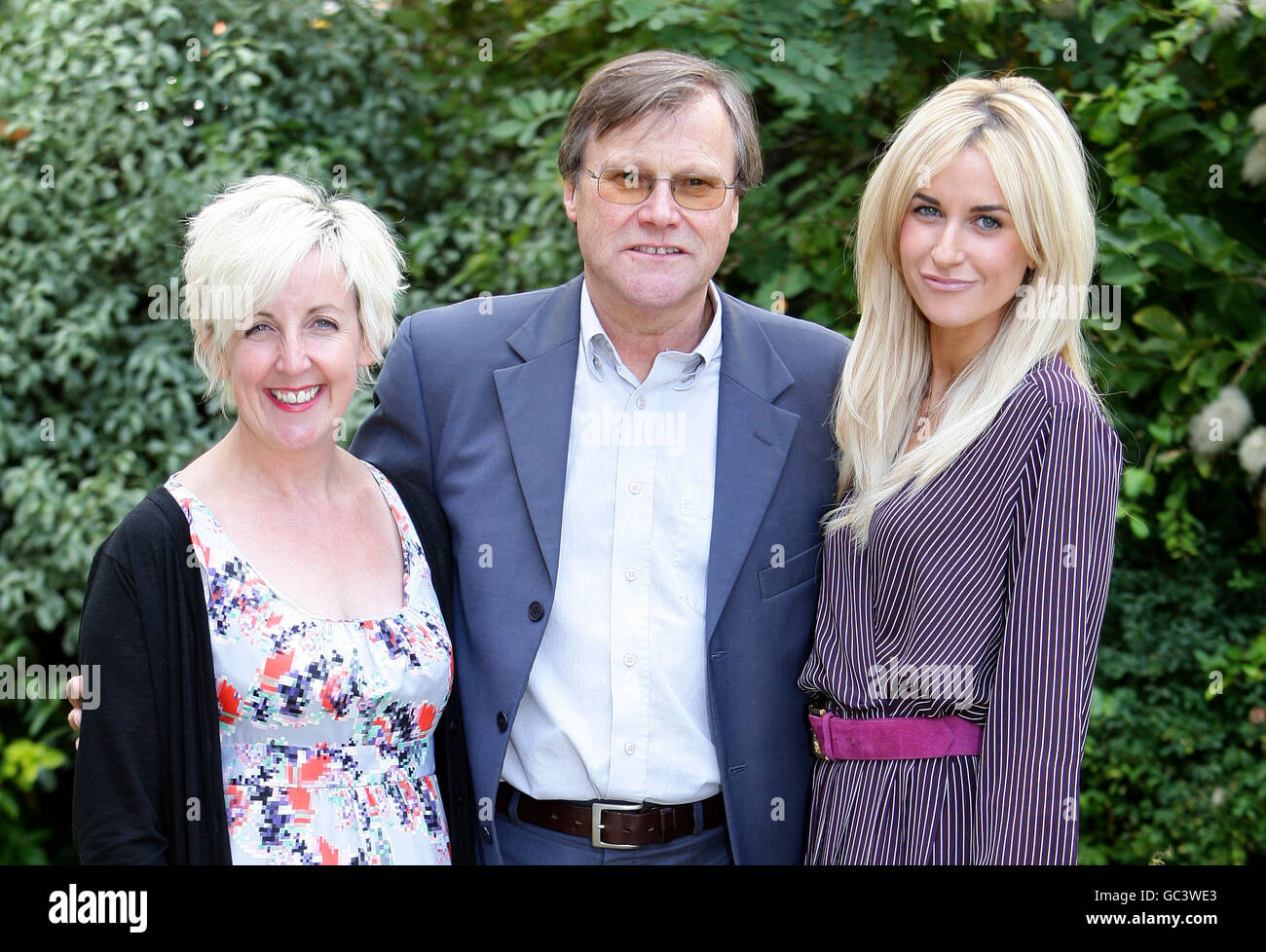 Die Stars der Coronation Street (von links nach rechts) Julie Hesmondhalgh (Hayley Cropper), David Neilson (Roy Cropper) und Katherine Kelly (Becky Granger) veröffentlichen die Coronation Street Romanian Holiday DVD in den Granada Studios in Manchester. Stockfoto