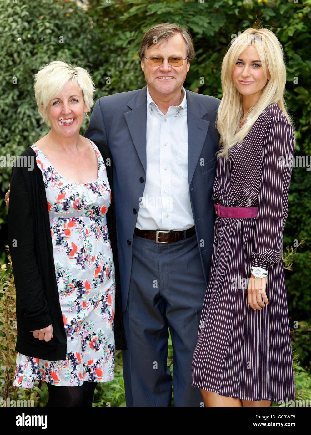 Die Stars der Coronation Street (von links nach rechts) Julie Hesmondhalgh (Hayley Cropper), David Neilson (Roy Cropper) und Katherine Kelly (Becky Granger) veröffentlichen die Coronation Street Romanian Holiday DVD in den Granada Studios in Manchester. Stockfoto