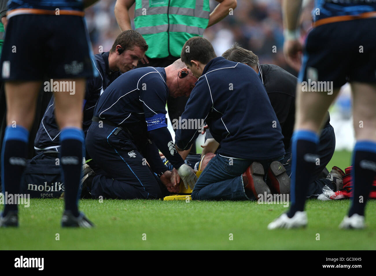 Paul Tito von Cardiff Blues wird nach dem Absinken behandelt Verletzt Stockfoto