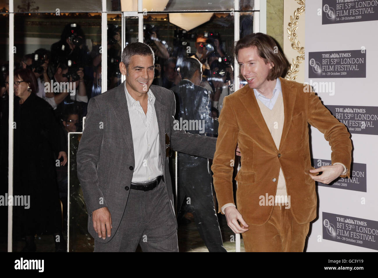 George Clooney (links) und Regisseur Wes Anderson während einer Fotoanalge für "Fantastic Mr Fox" im Dorchester Hotel im Zentrum von London. Stockfoto