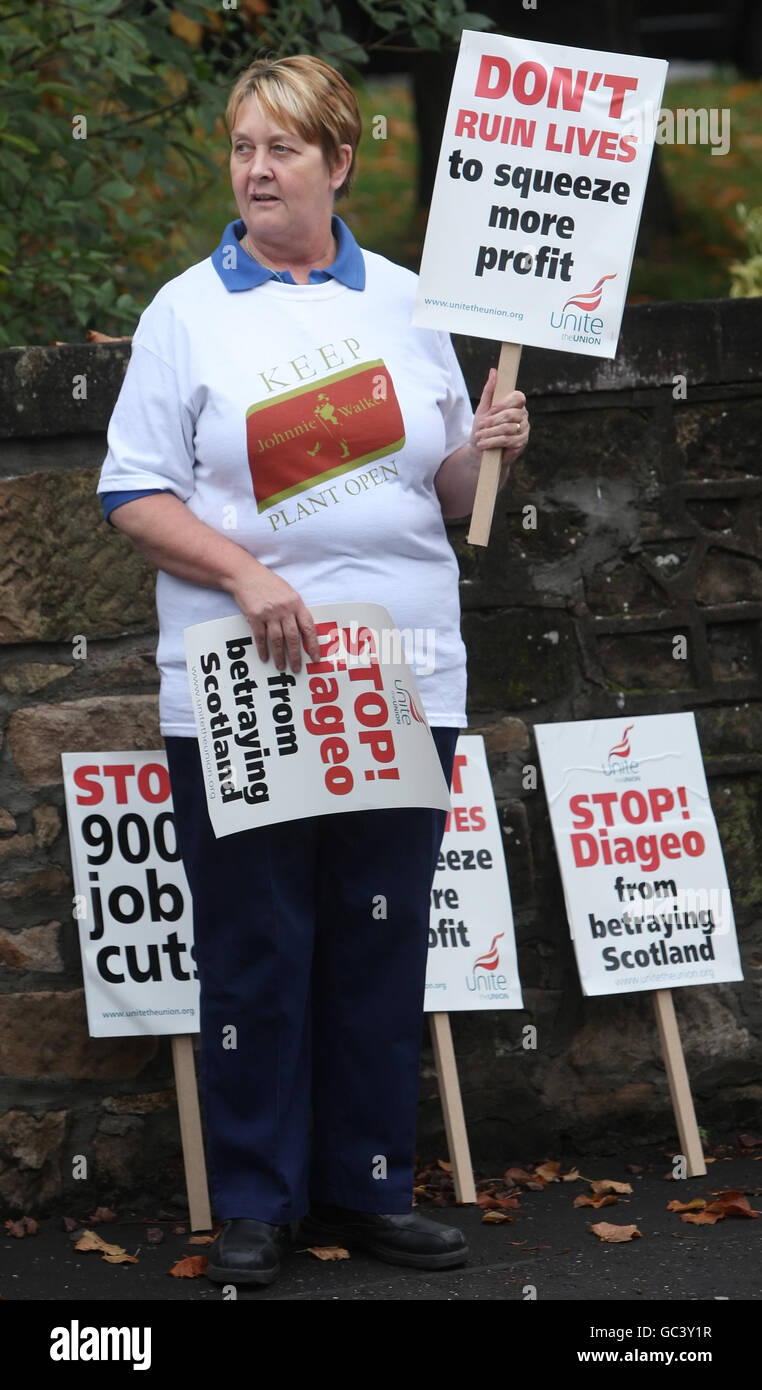 Arbeiter protestieren vor dem Johnnie Walker-Werk in Kilmarnock über geplante Stellenabbau. Stockfoto