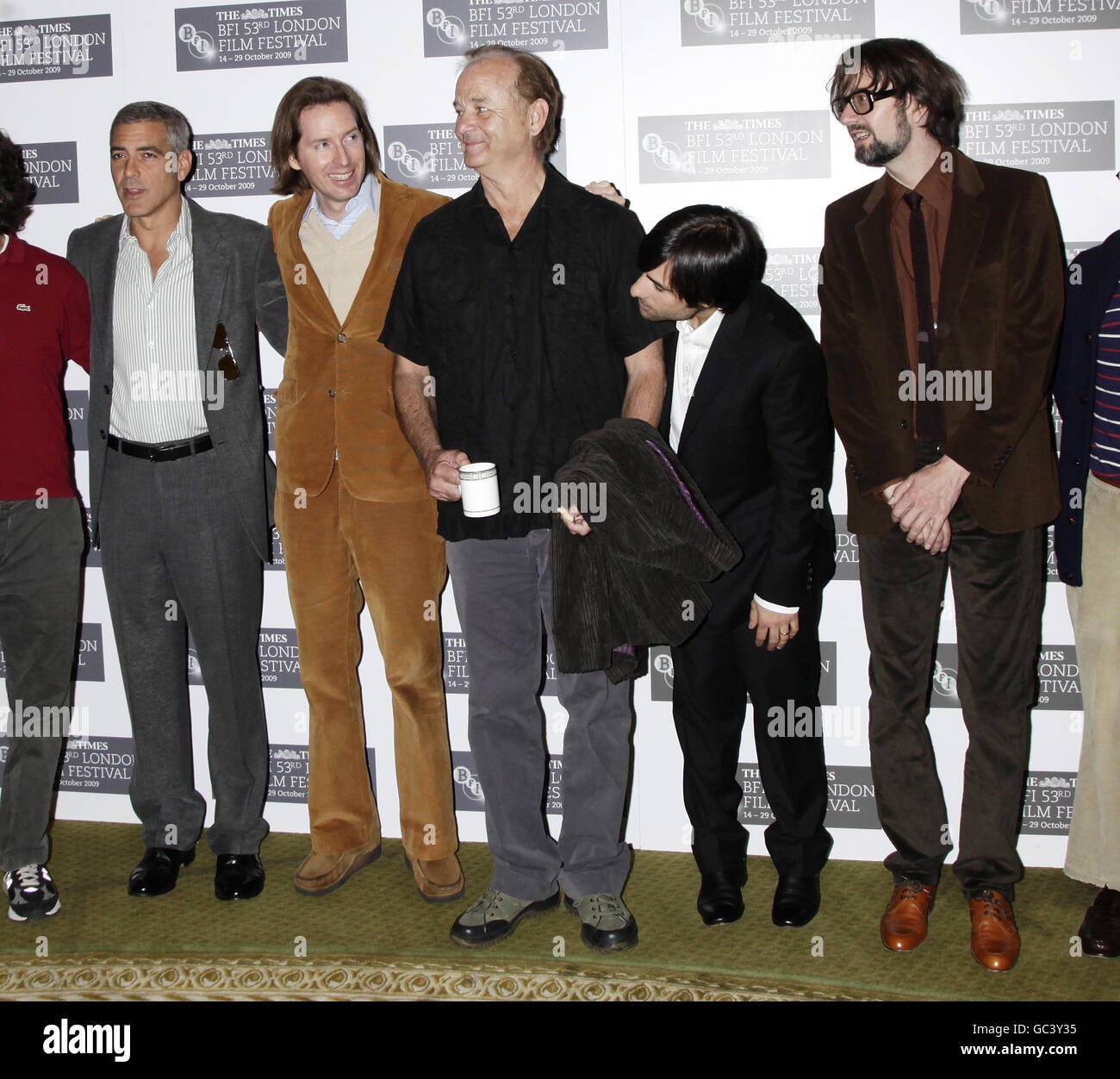 (Von links nach rechts) George Clooney, der Regisseur Wes Anderson, Bill Murray, Jason Schwartzman und Jarvis Cocker während einer Fotozelle für „Fantastic Mr Fox“ im Dorchester Hotel im Zentrum von London. Stockfoto