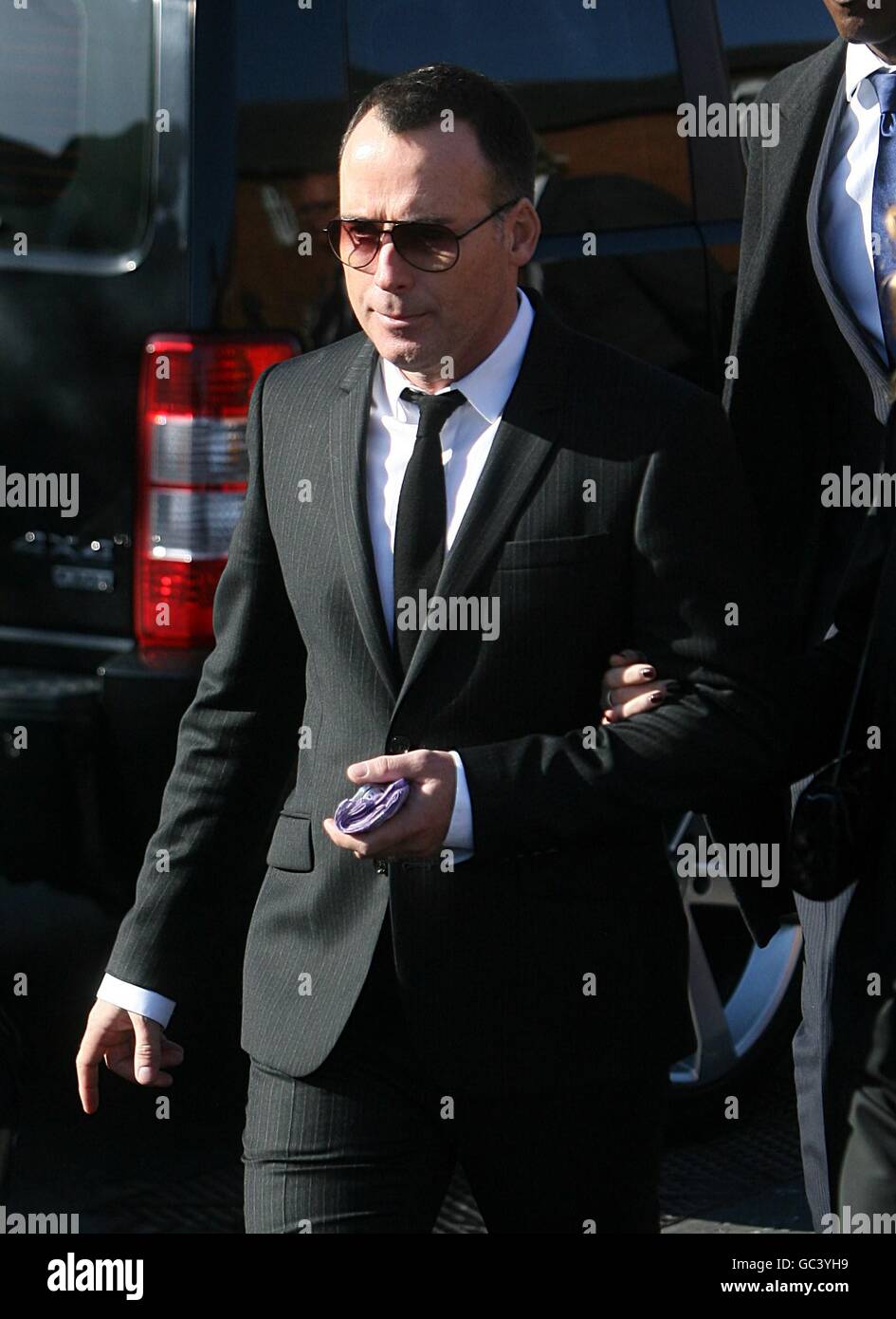 David stellt bei der Beerdigung von Stephen Gately in der St. Laurence O'Toole Kirche, Sevilla Place, Dublin Stockfoto