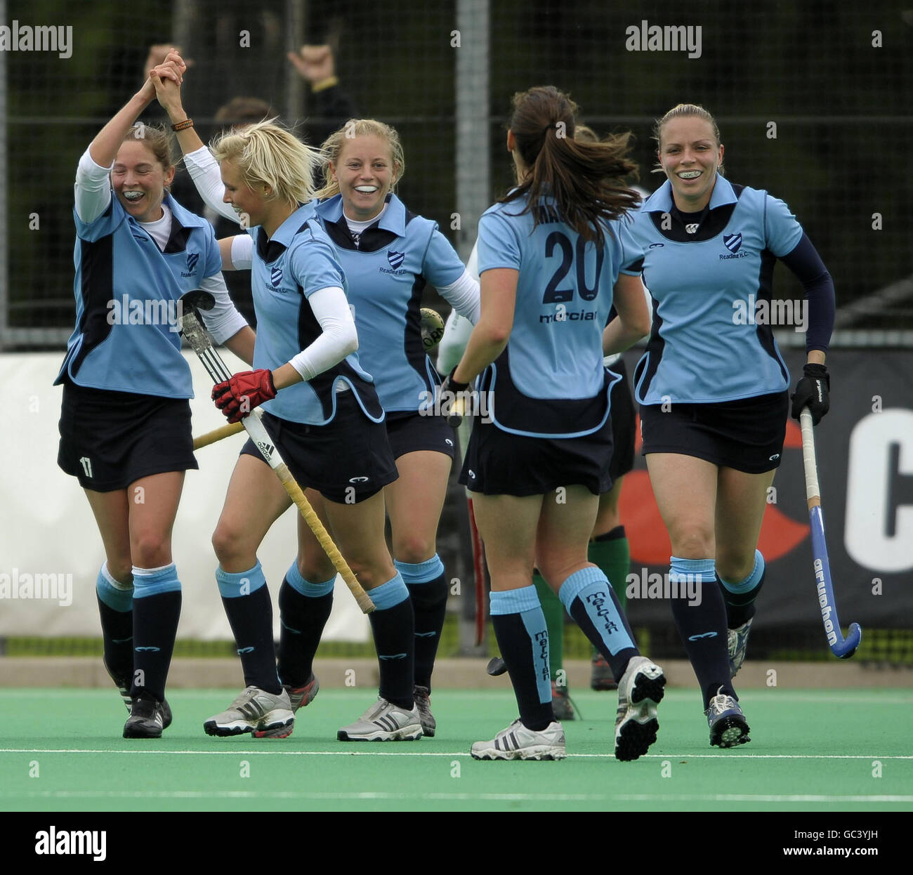 Reading's (links-rechts) Jo Ellis feiert das Siegtor mit Alex Danson während ihres Eishockeyliga-Spiels auf der Polo Farm in Canterbury. Stockfoto