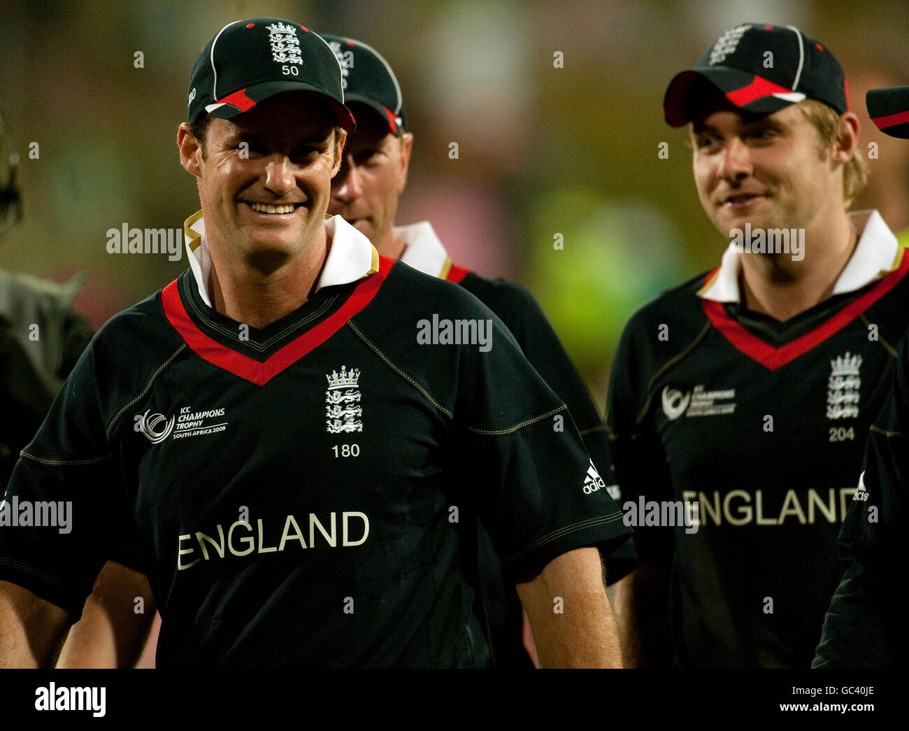 Der englische Kapitän Andrew Strauss lächelt, nachdem er Südafrika beim Gruppenspiel der ICC Champions im Centurion Stadium, Centurion, besiegt hat. Stockfoto