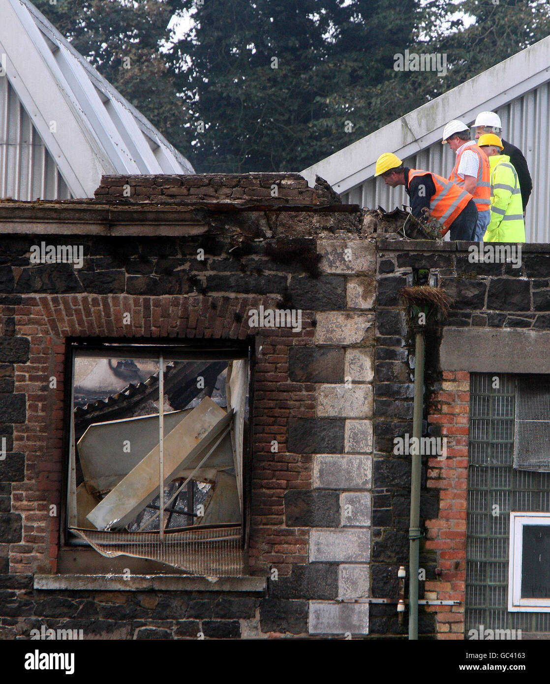 Beamte untersuchen das eingestürzte Dach der Gallaher-Fabrik in Ballymena nach einem Brand über Nacht. Stockfoto