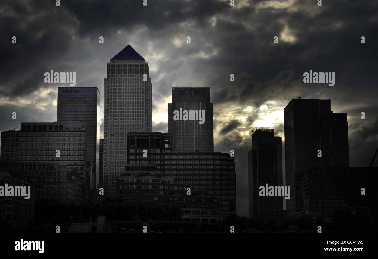 Die Sonne geht hinter Canary Wharf in London auf, als der Internationale Währungsfonds (IWF) heute erklärt, dass der britische Rückzug aus der Rezession im Jahr 2010 stärker sein wird als bisher angenommen. Stockfoto