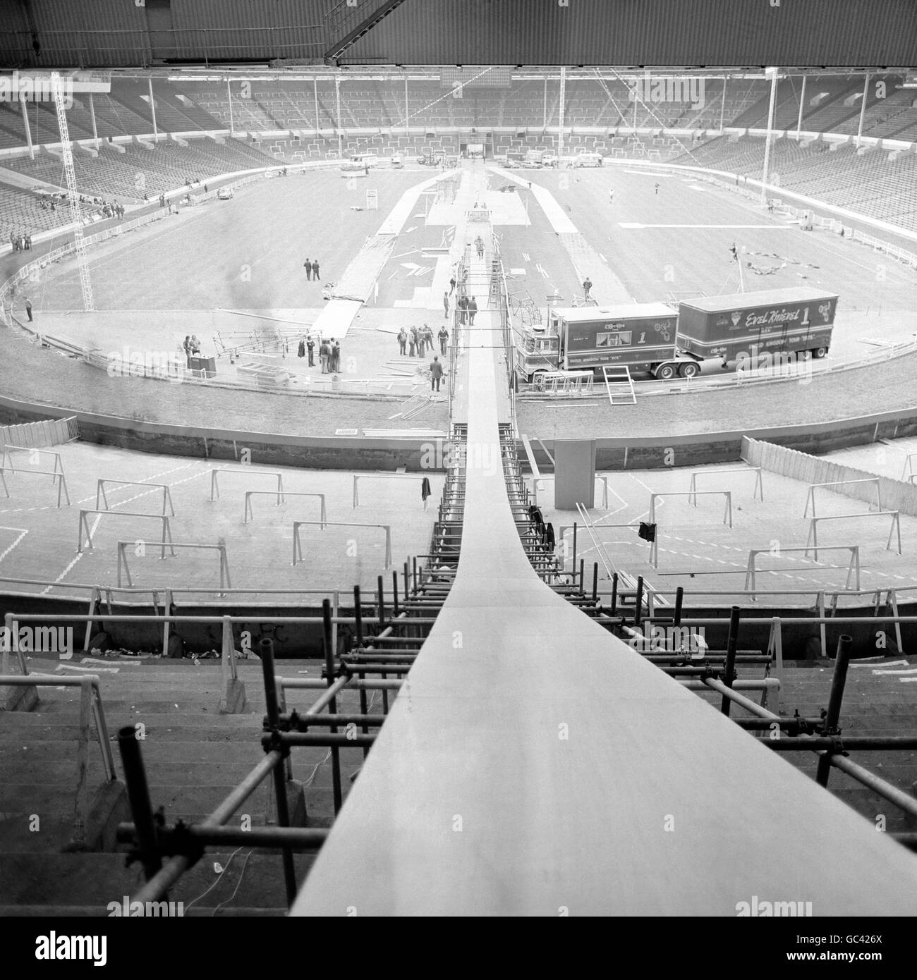 Ein allgemeiner Blick auf die Rampe im Wembley Stadium, die der Stuntfahrer Evel Knievel versuchen wird, mit seinem Harley Davidson Motorrad über 13 Doppeldeckerbusse zu springen. Stockfoto