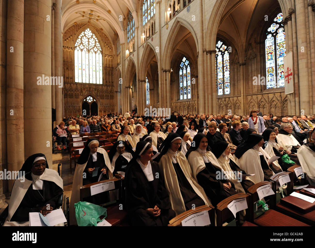 Nonnen schließen sich Hunderten von anderen Pilgern an, während sie im York Minster auf die Reliquien der heiligen Therese von Lisieux warten, um im York Minster anzukommen. Stockfoto