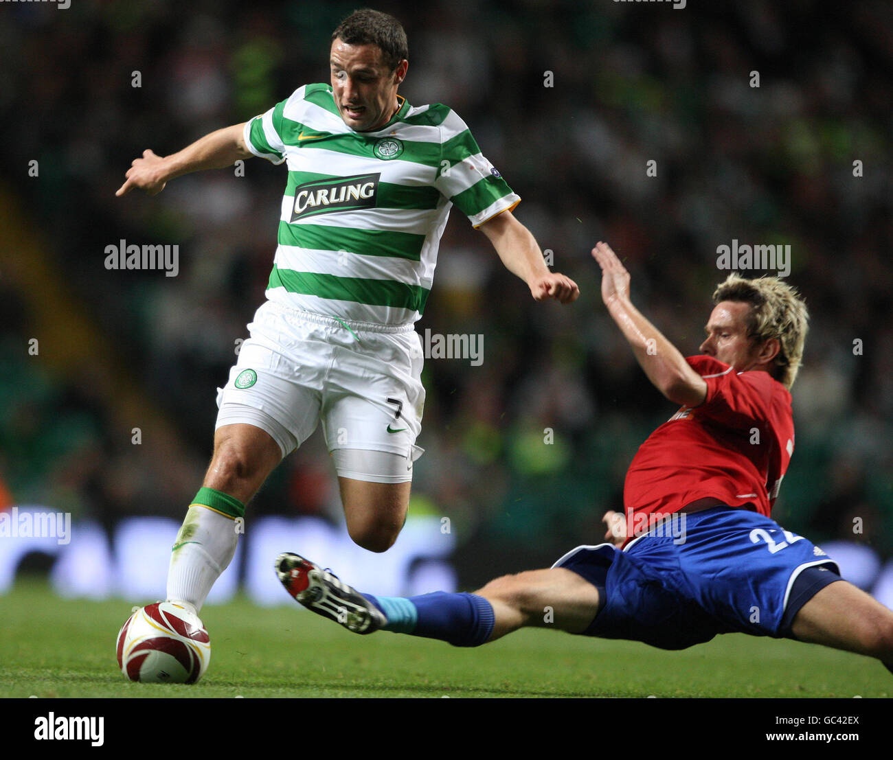 Scott McDonald von Celtic wird während des Europa League-Spiels im Celtic Park, Glasgow, von Ragnvald Soma von SK Rapid Wien angegangen. Stockfoto