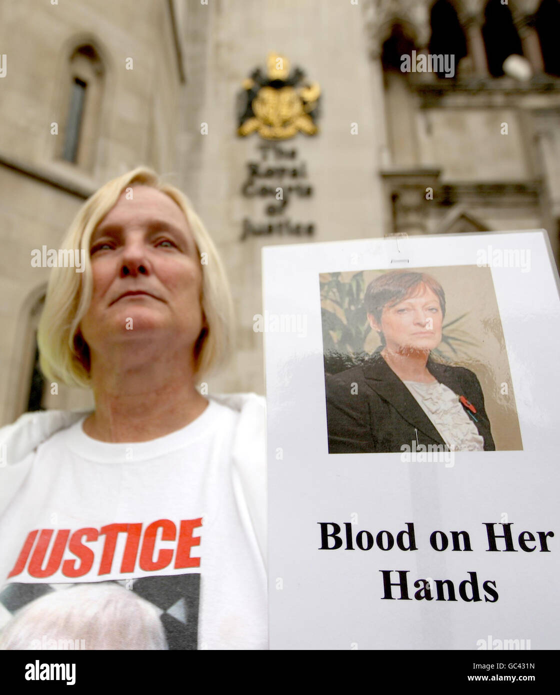 Sharon Shoesmith, eine Protesterin vor den Königlichen Gerichtshöfen, wo die ehemalige Direktorin für Kinderdienste im Haringey-Rat ihre Entlassung überprüfen soll. Stockfoto