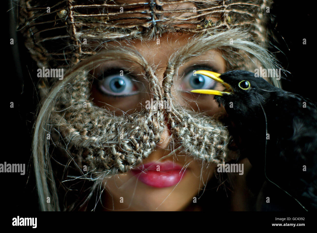 Ciara Fox trägt ein Hauptstück mit dem Titel The Race des Künstlers Michael Burton, bei der AUSSTELLUNG WHAT IF... in der Science Gallery am Trinity College, Dublin. Stockfoto