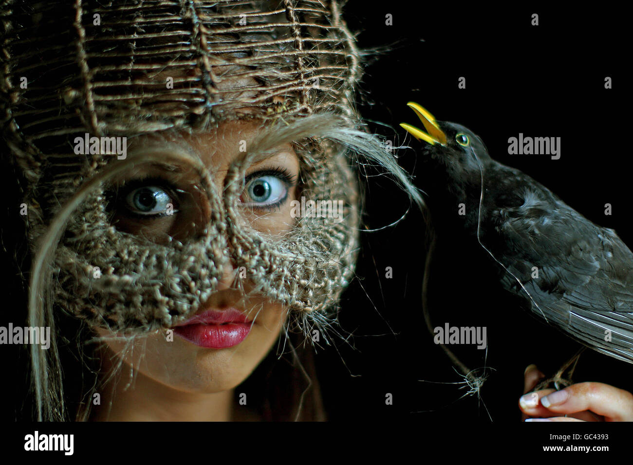 Ciara Fox trägt ein Hauptstück mit dem Titel The Race des Künstlers Michael Burton, bei der AUSSTELLUNG WHAT IF... in der Science Gallery am Trinity College, Dublin. Stockfoto