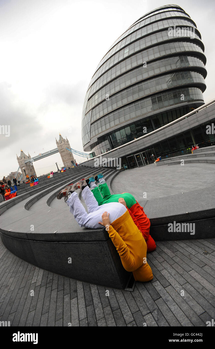 Bodies in Urban Spaces, ein menschliches Kunstwerk des österreichischen Künstlers Willi Dorner, befindet sich heute in der Nähe des Mayor's Office an der Londoner Southbank. Der „Moving Body Trail“ mit 24 Darstellern findet bis Sonntag im Bereich der Tower Bridge statt. Stockfoto