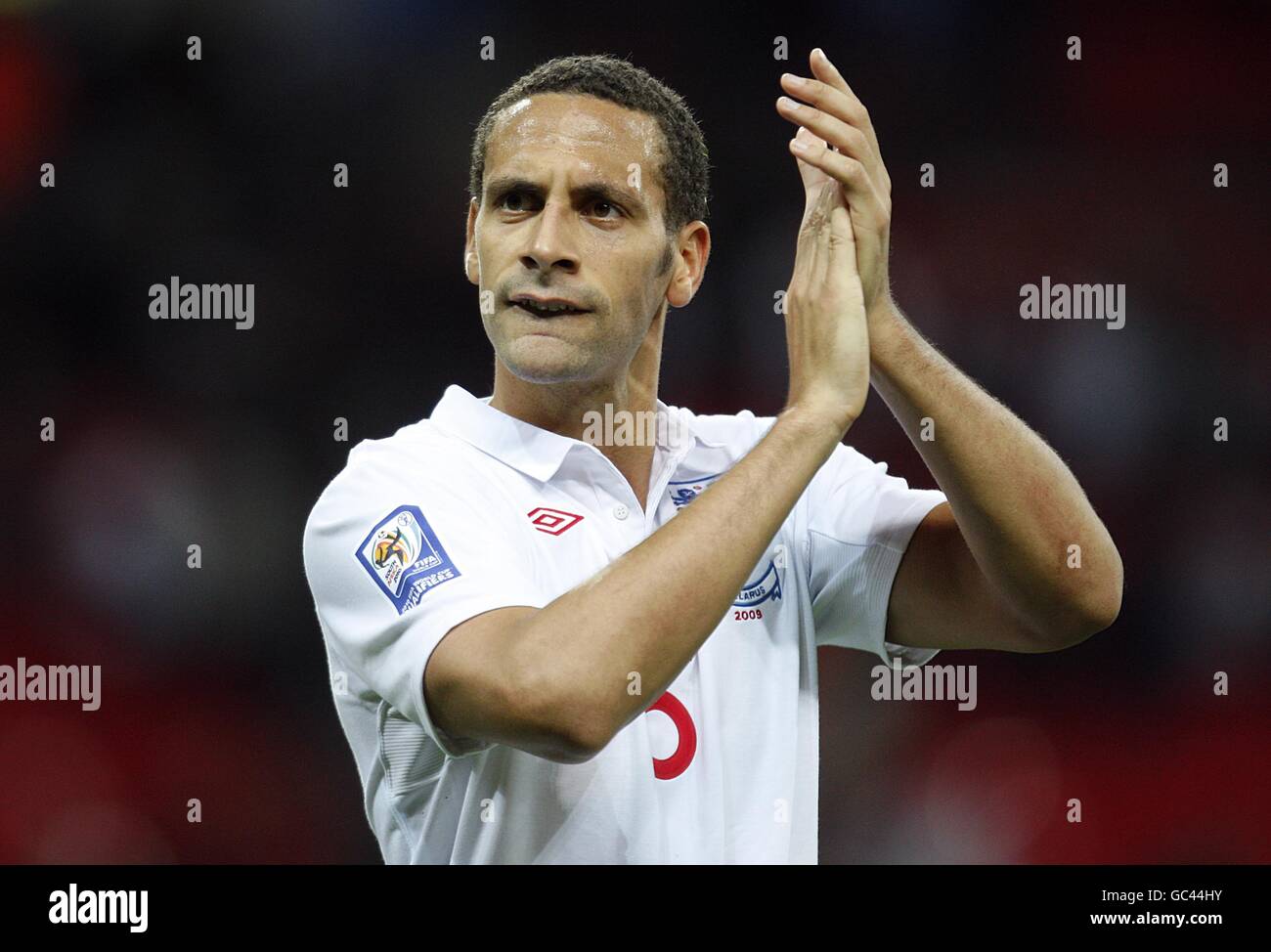 Fußball - FIFA Fußball-Weltmeisterschaft 2010 - Qualifikationsrunde - Gruppe sechs - England gegen Weißrussland - Wembley Stadium. Der englische Rio Ferdinand nach dem letzten Pfiff. Stockfoto