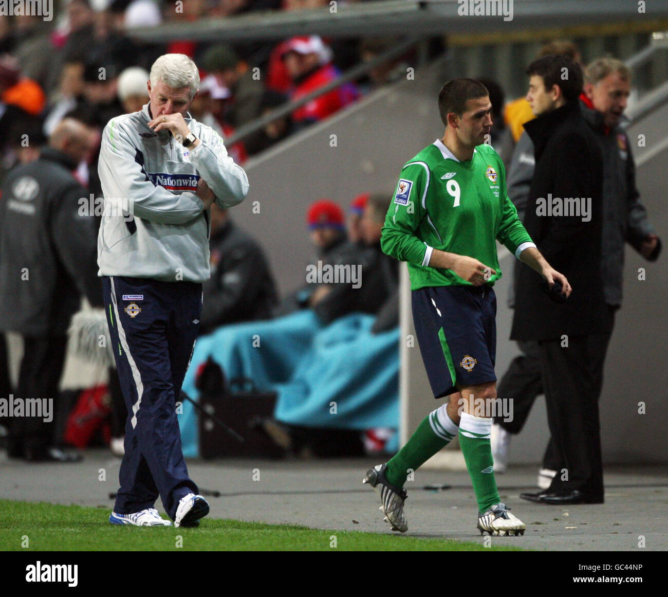 Der nordirische David Healy (rechts) wird in der zweiten Halbzeit von Manager Nigel Worthington (links) während des FIFA-WM-Qualifikationsspiels in der Synot Tip Arena, Prag, abgefahren. Stockfoto