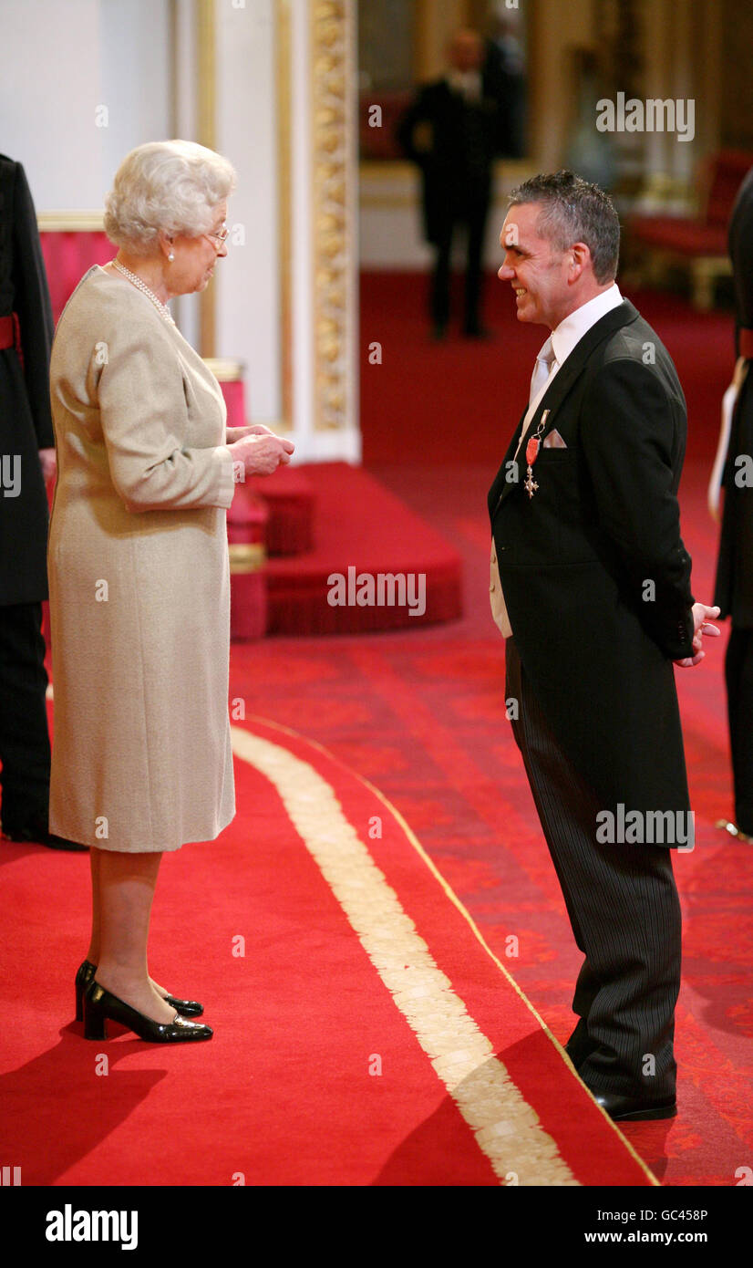 Stephen Brown aus Penkridge in Staffordshire wird von der britischen Königin Elizabeth II. Während einer Investiturfeier im Buckingham Palace im Zentrum von London zu einem MBE gemacht. Stockfoto