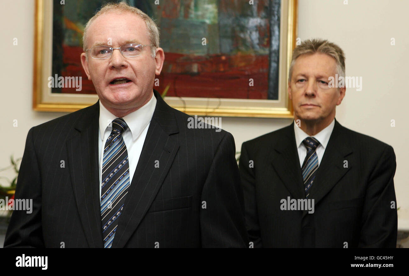 Der stellvertretende erste Minister Martin McGuinness (links) und der nordirische erste Minister Peter Robinson tragen die gleichen Verbindungen wie die New Yorker Börse, als er heute Pläne für 400 neue Finanzarbeitsplätze in Stormont Castle ankündigt. Stockfoto